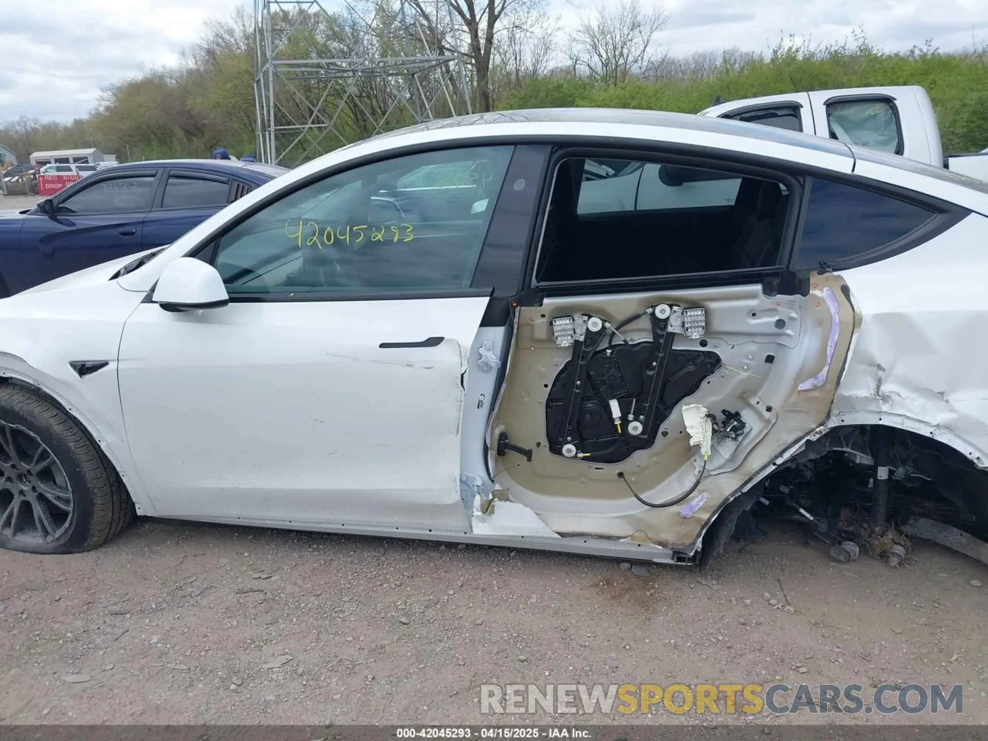 13 Photograph of a damaged car 7SAYGDEE1SF296292 TESLA MODEL Y 2025