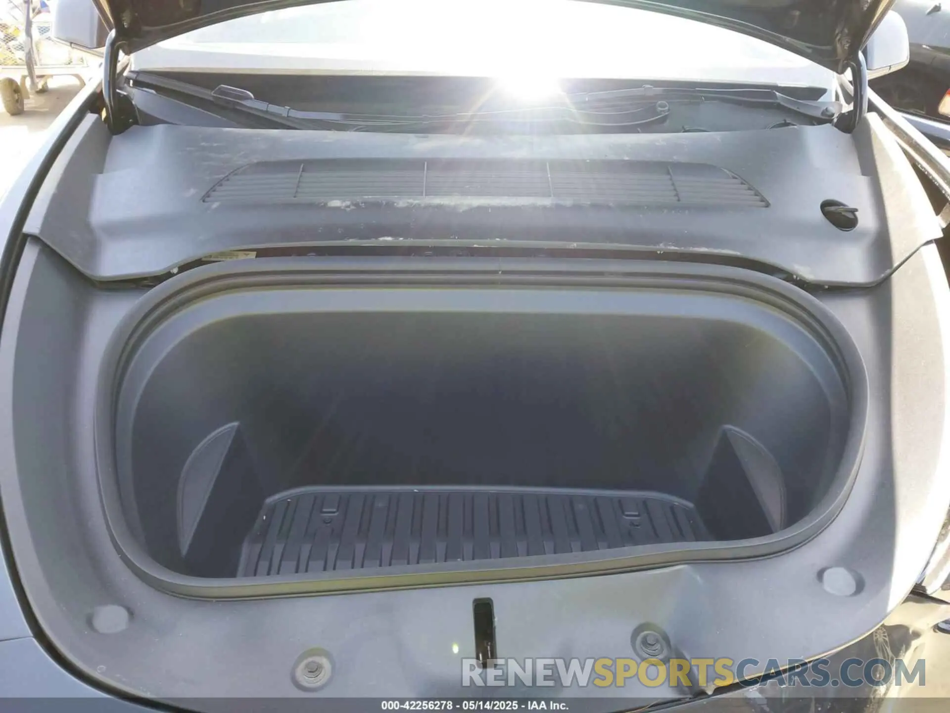 10 Photograph of a damaged car 7SAYGDEE2SF300933 TESLA MODEL Y 2025