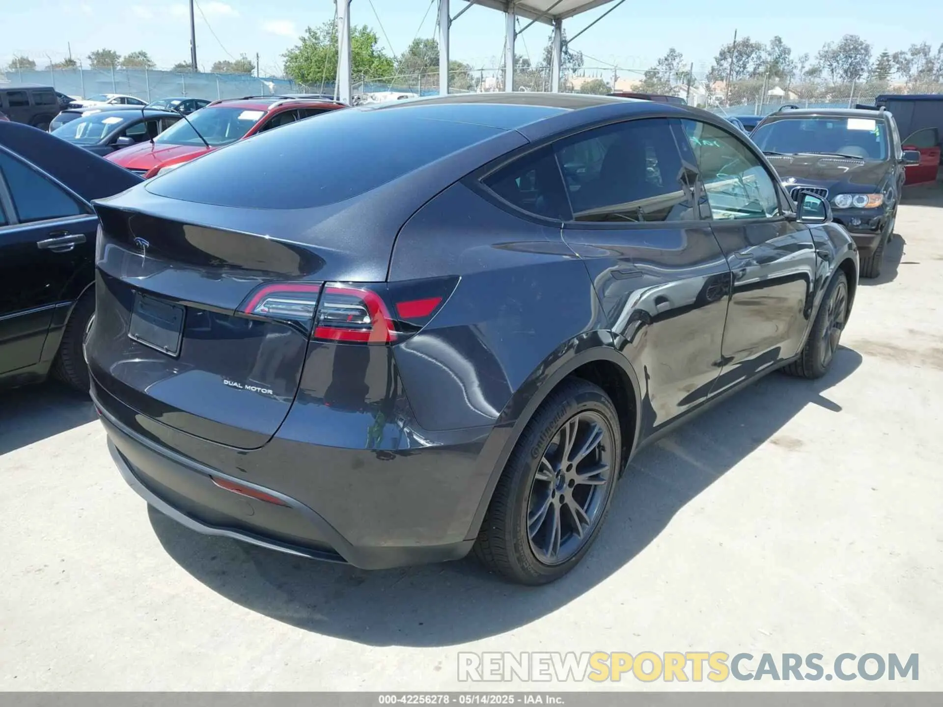 4 Photograph of a damaged car 7SAYGDEE2SF300933 TESLA MODEL Y 2025