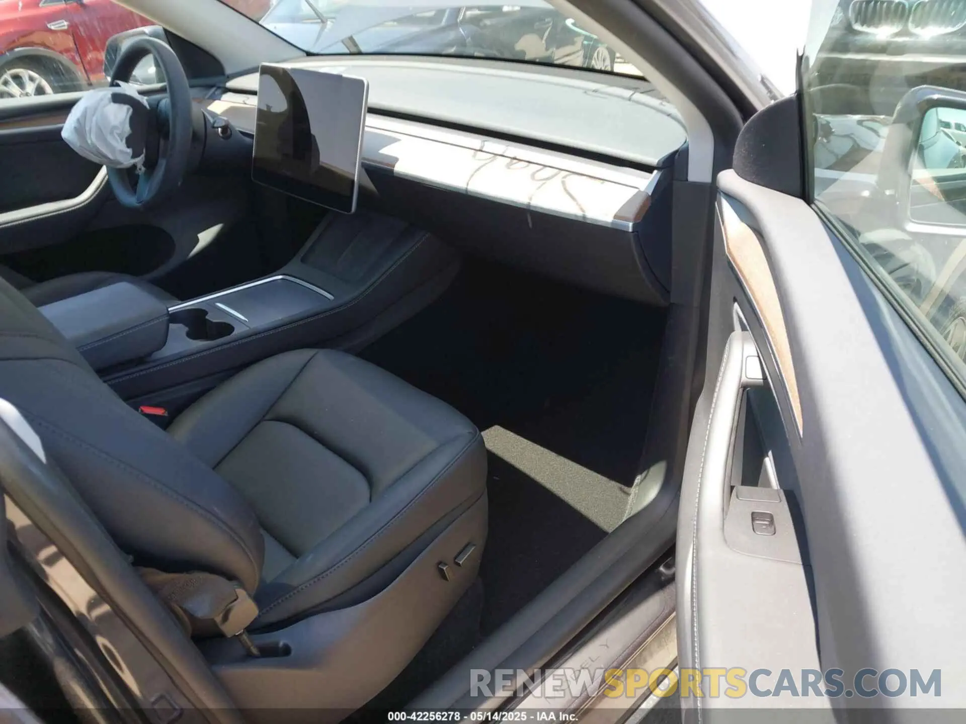 5 Photograph of a damaged car 7SAYGDEE2SF300933 TESLA MODEL Y 2025