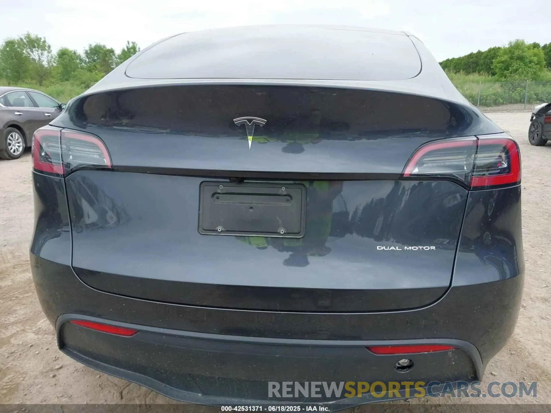 16 Photograph of a damaged car 7SAYGDEE2SF305808 TESLA MODEL Y 2025
