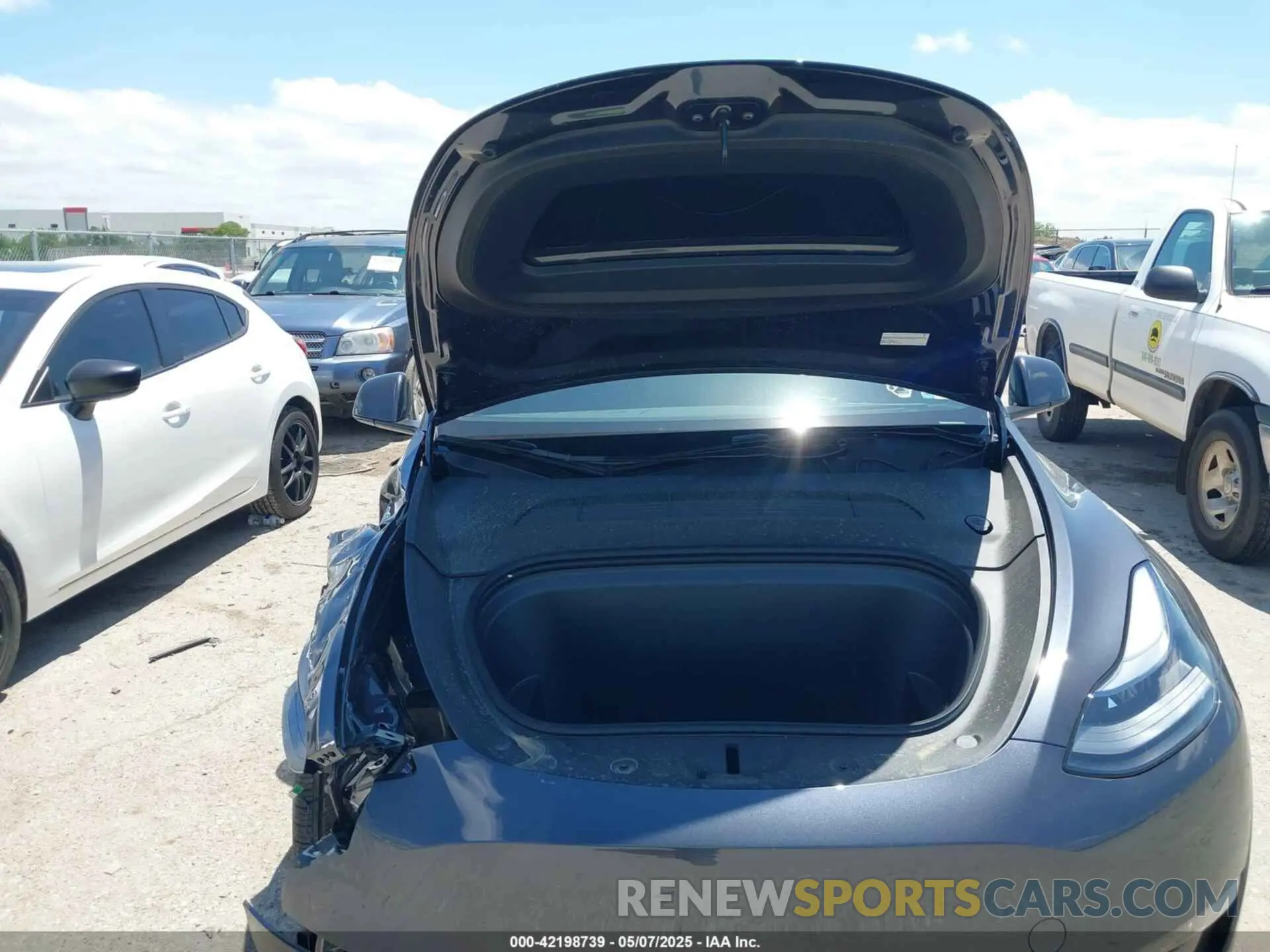 10 Photograph of a damaged car 7SAYGDEE3SA364458 TESLA MODEL Y 2025