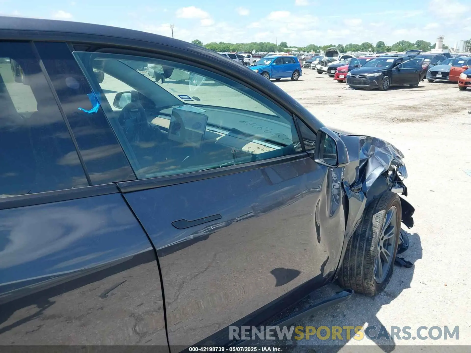 18 Photograph of a damaged car 7SAYGDEE3SA364458 TESLA MODEL Y 2025