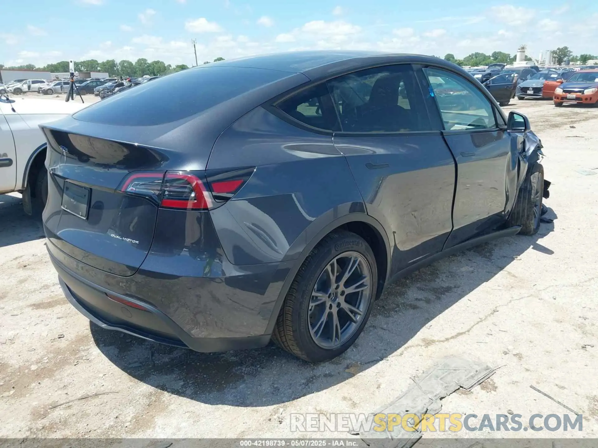 4 Photograph of a damaged car 7SAYGDEE3SA364458 TESLA MODEL Y 2025