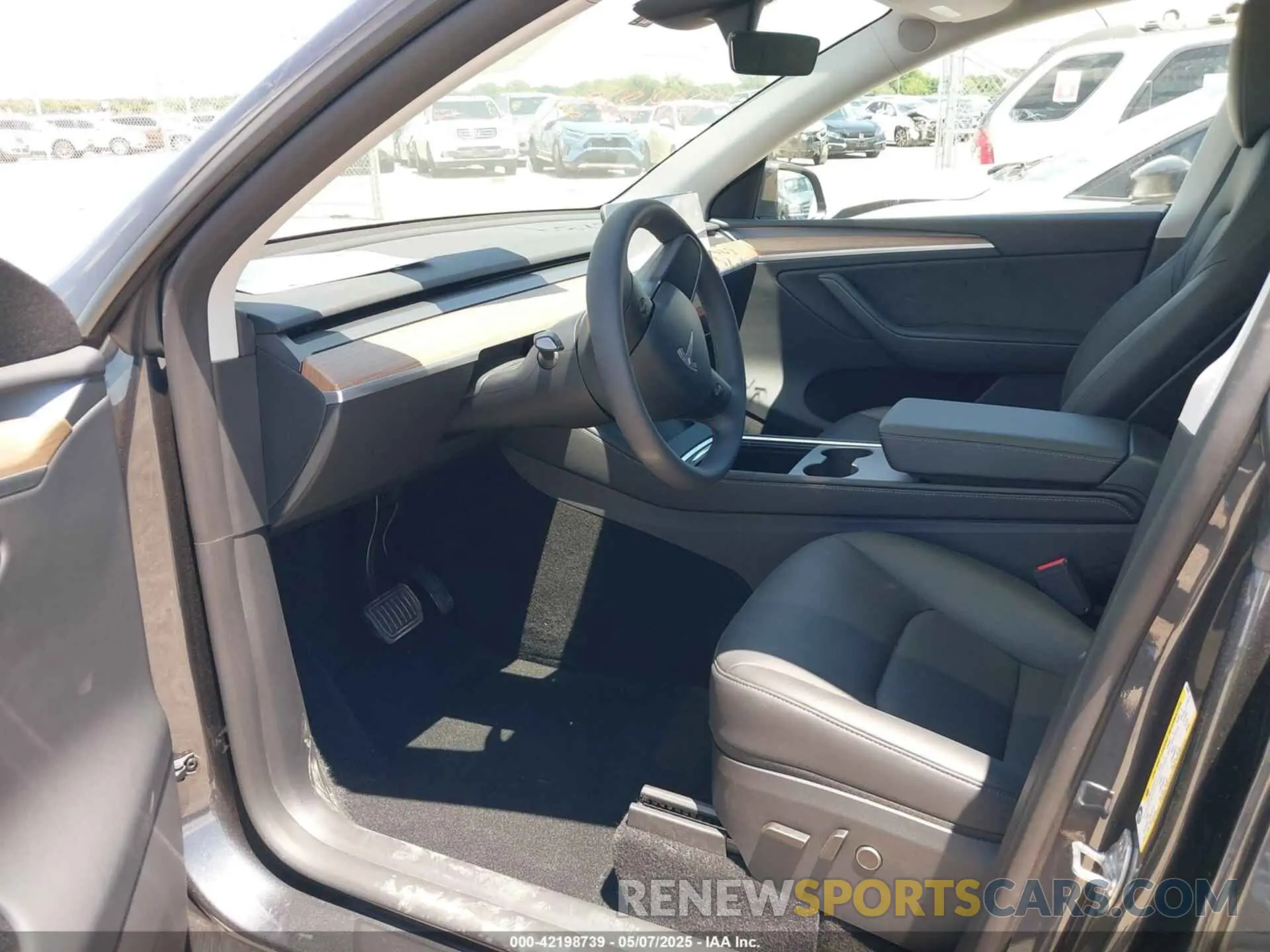 5 Photograph of a damaged car 7SAYGDEE3SA364458 TESLA MODEL Y 2025