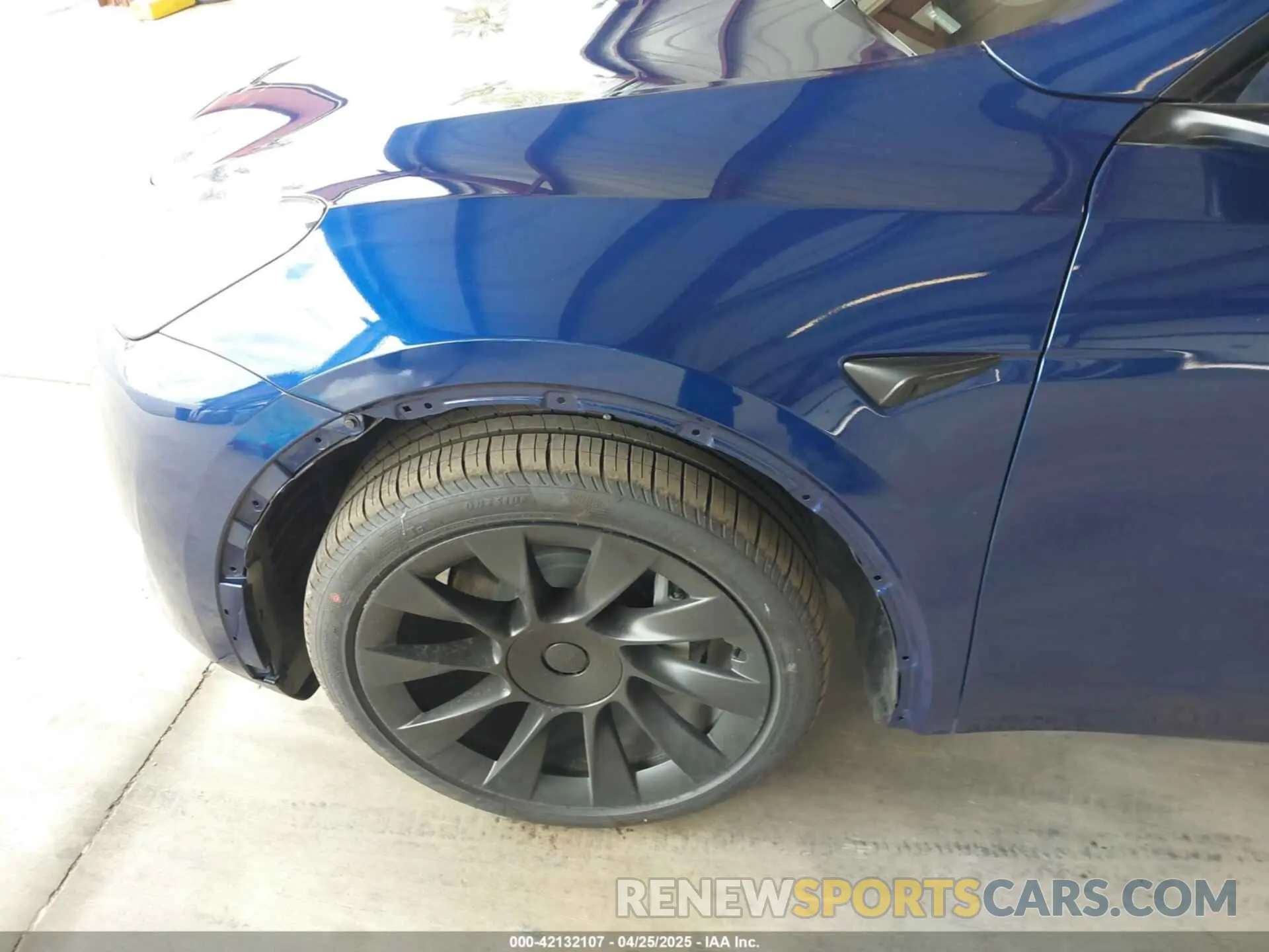 19 Photograph of a damaged car 7SAYGDEE3SF290252 TESLA MODEL Y 2025