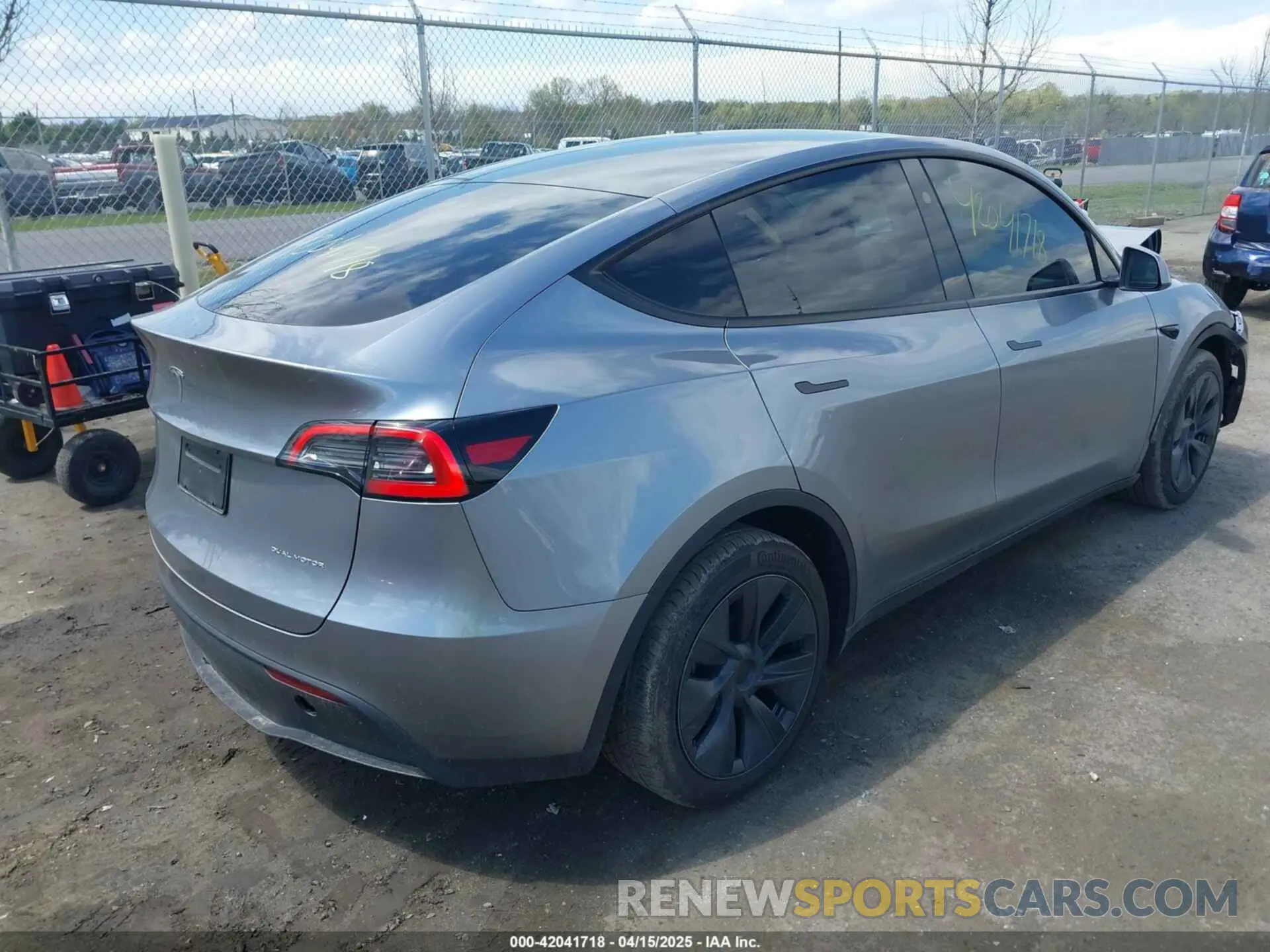 4 Photograph of a damaged car 7SAYGDEE4SA341299 TESLA MODEL Y 2025