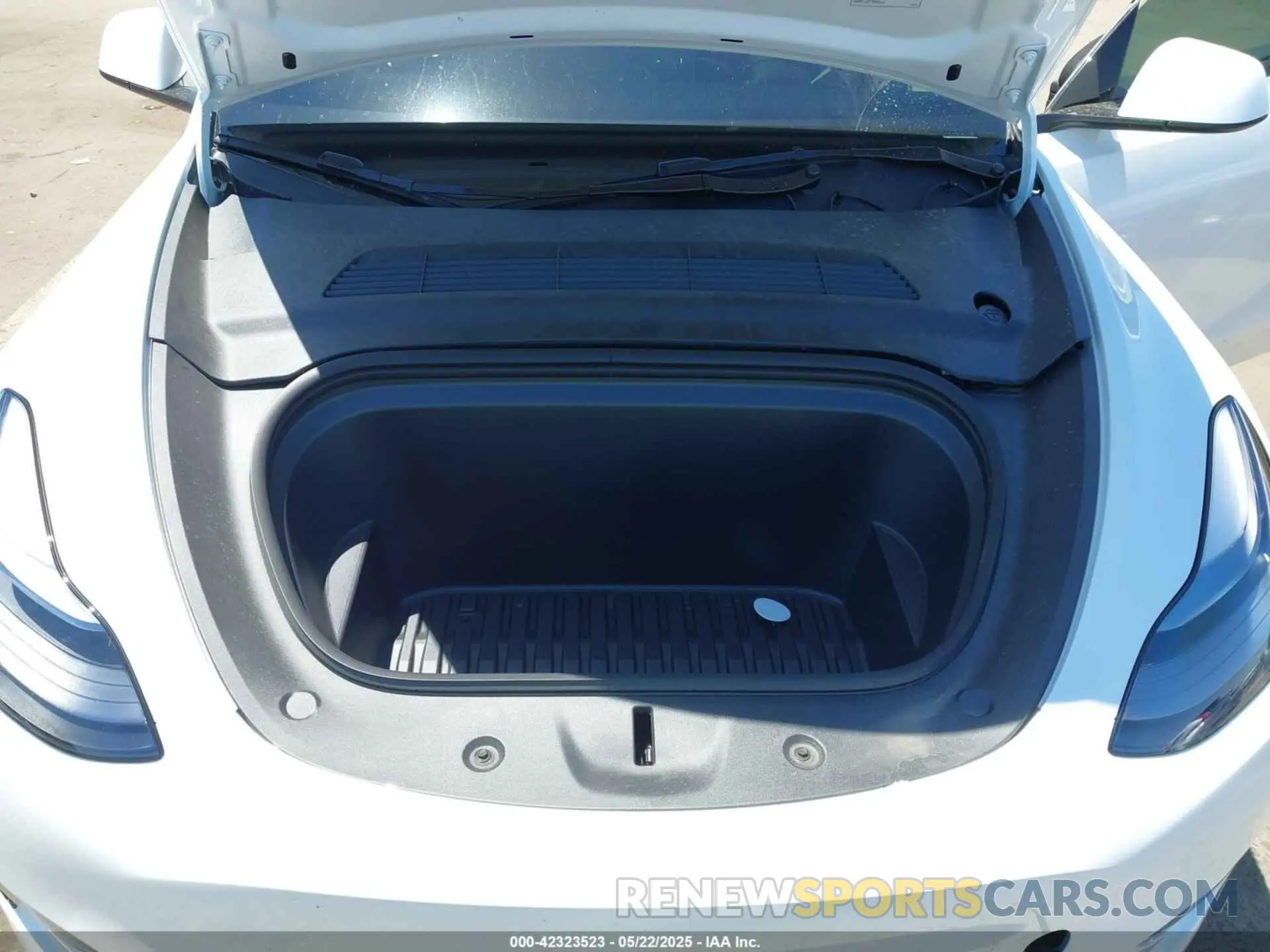 10 Photograph of a damaged car 7SAYGDEE4SF302702 TESLA MODEL Y 2025