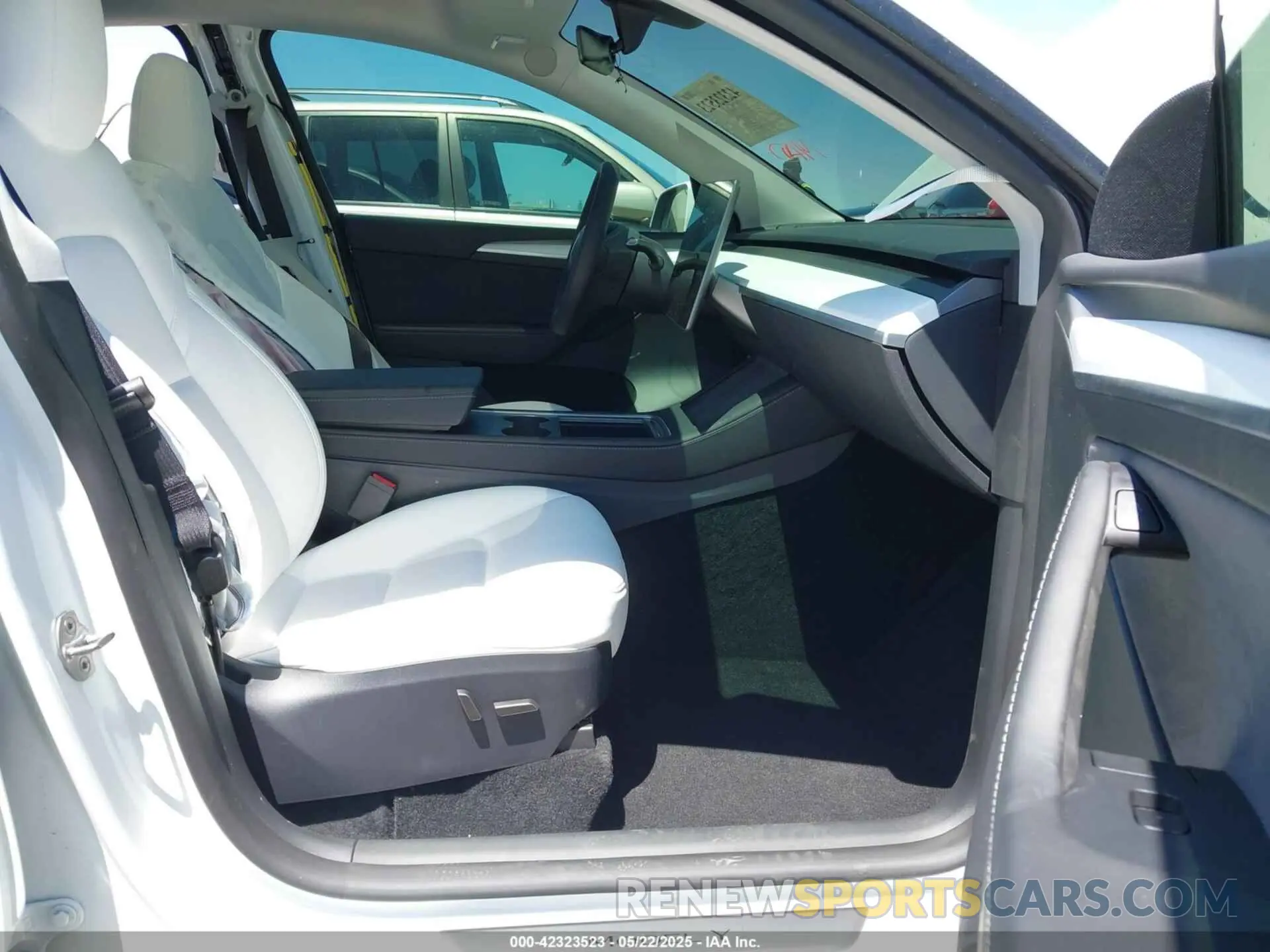 5 Photograph of a damaged car 7SAYGDEE4SF302702 TESLA MODEL Y 2025