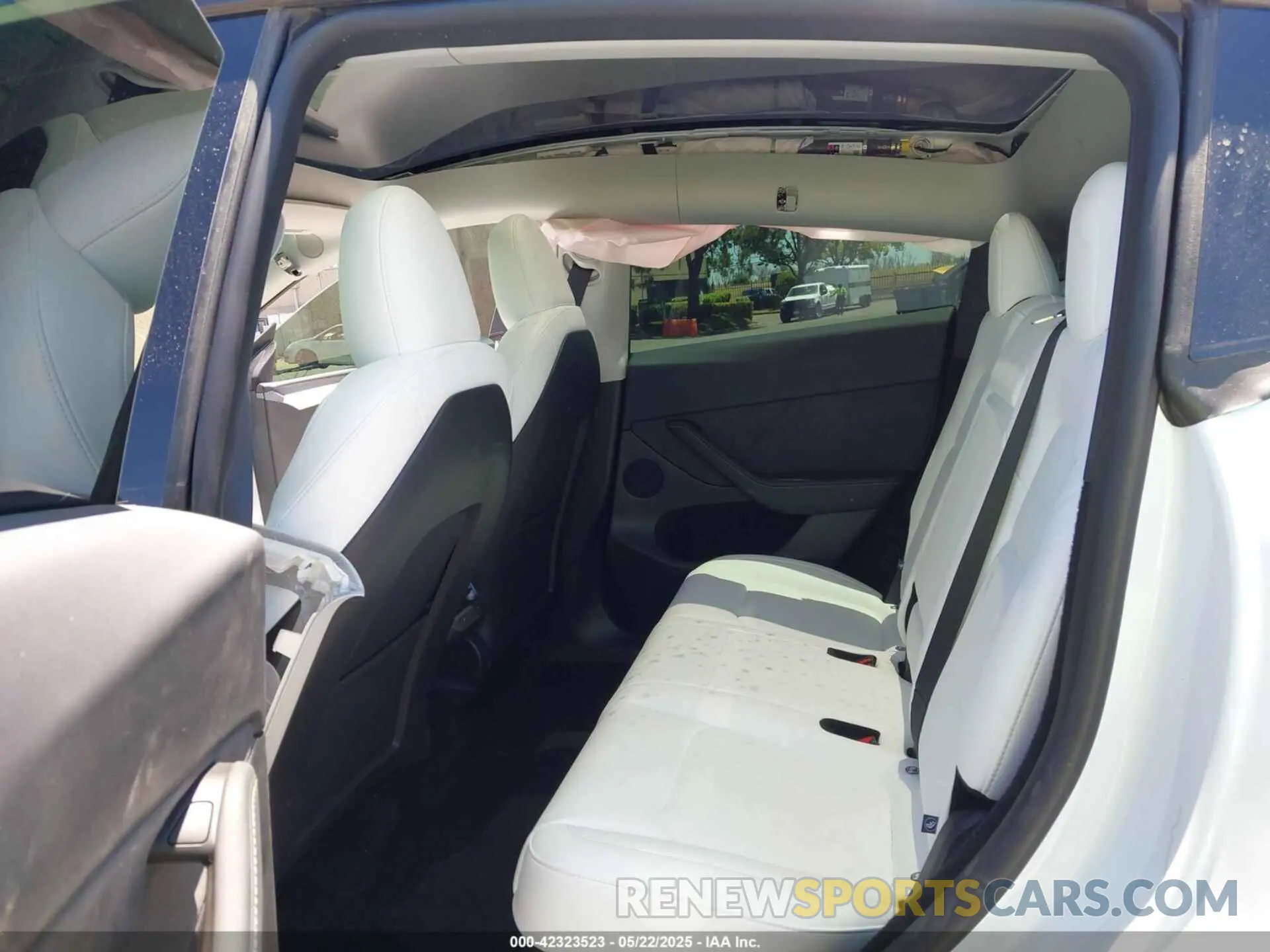 8 Photograph of a damaged car 7SAYGDEE4SF302702 TESLA MODEL Y 2025
