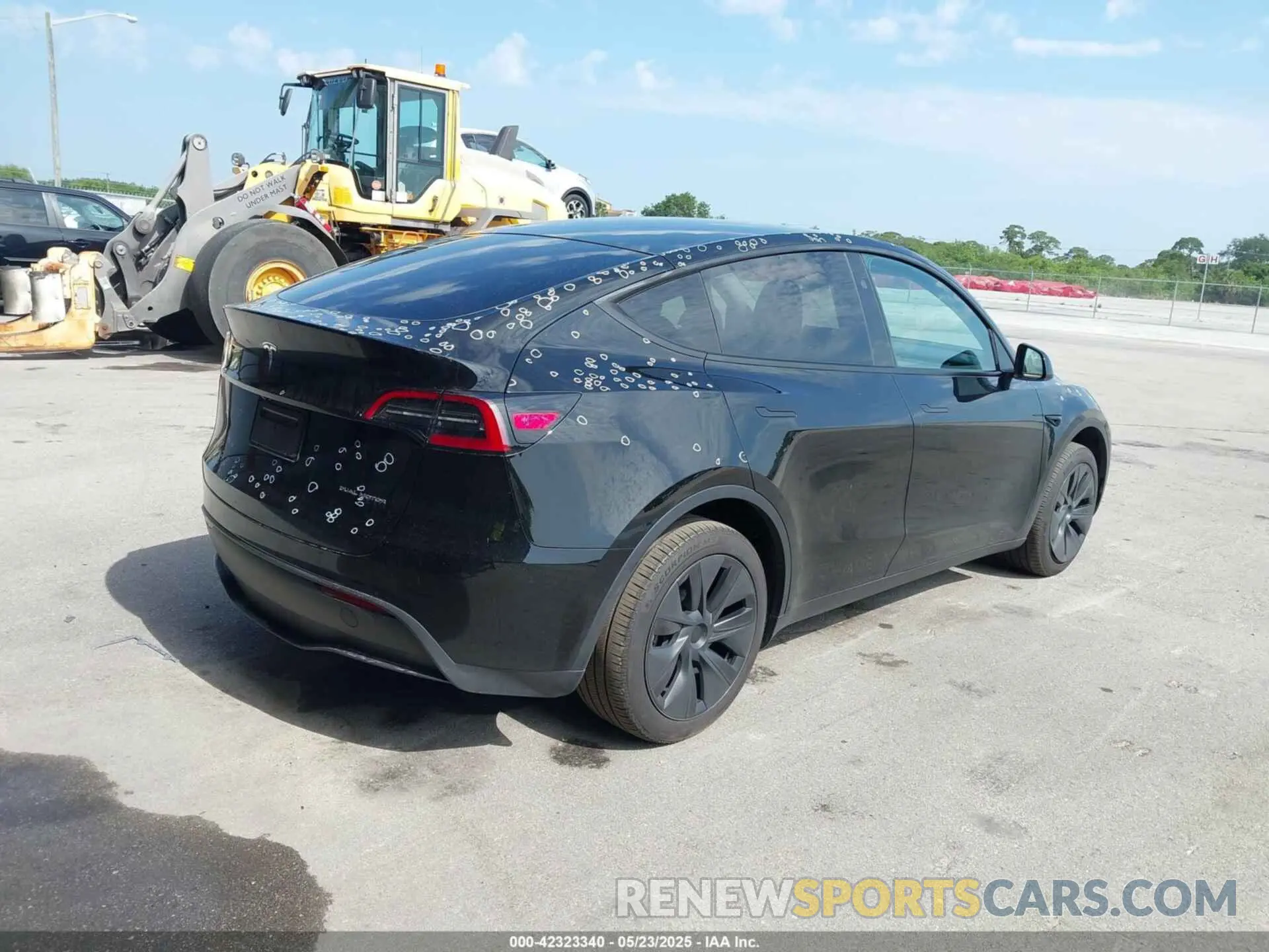 4 Photograph of a damaged car 7SAYGDEE5SA339710 TESLA MODEL Y 2025
