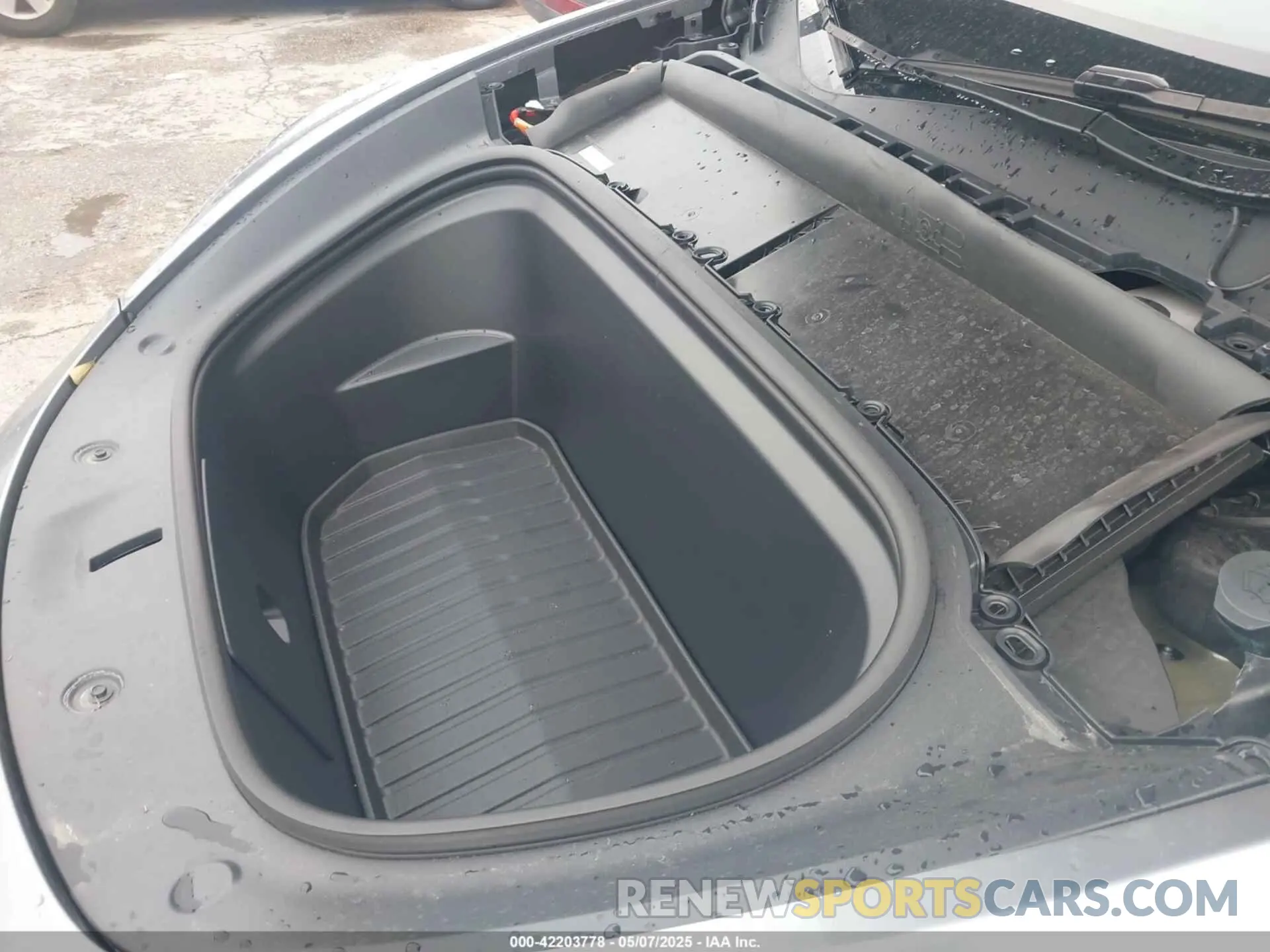 10 Photograph of a damaged car 7SAYGDEE5SA348729 TESLA MODEL Y 2025