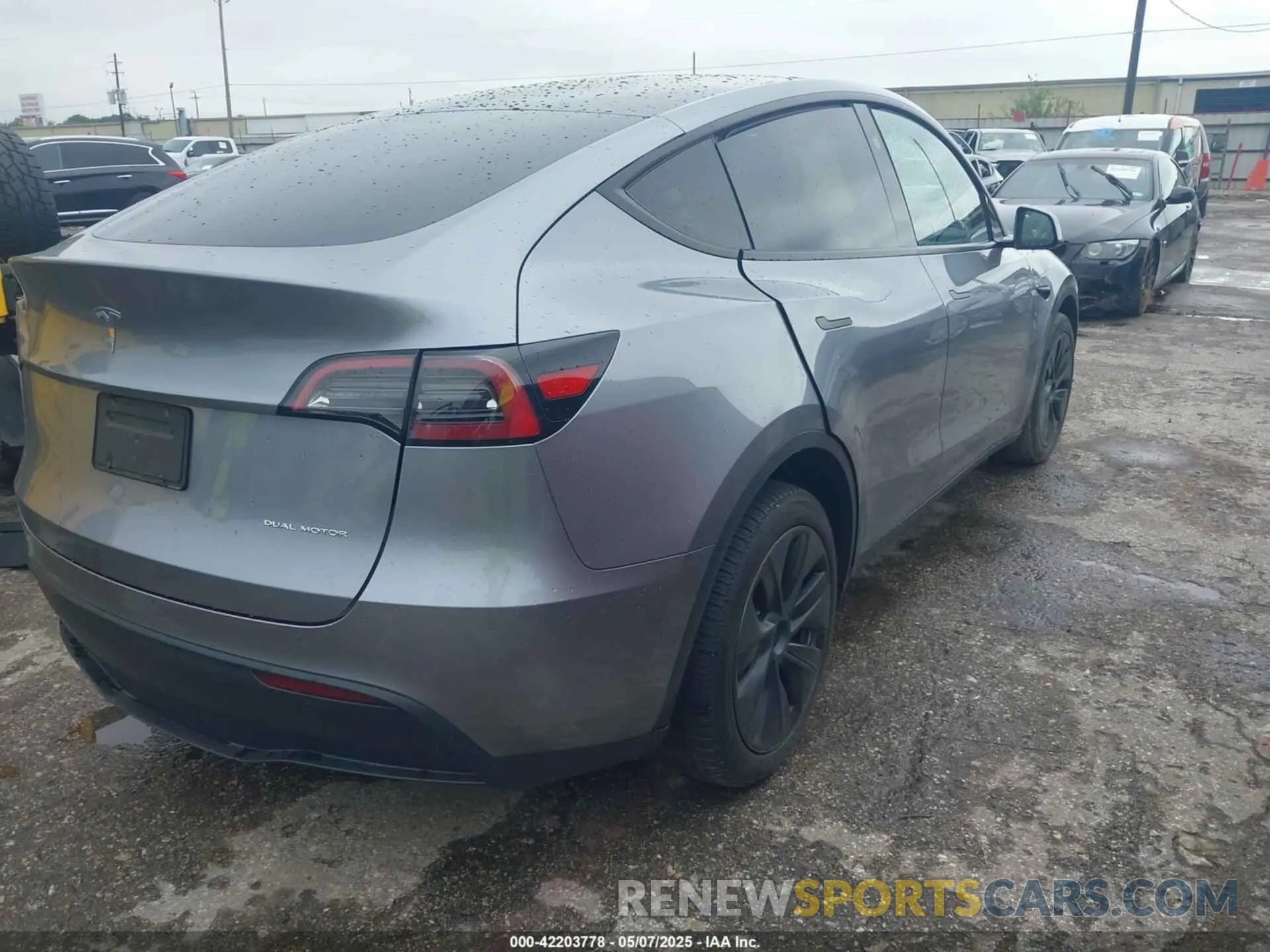 4 Photograph of a damaged car 7SAYGDEE5SA348729 TESLA MODEL Y 2025