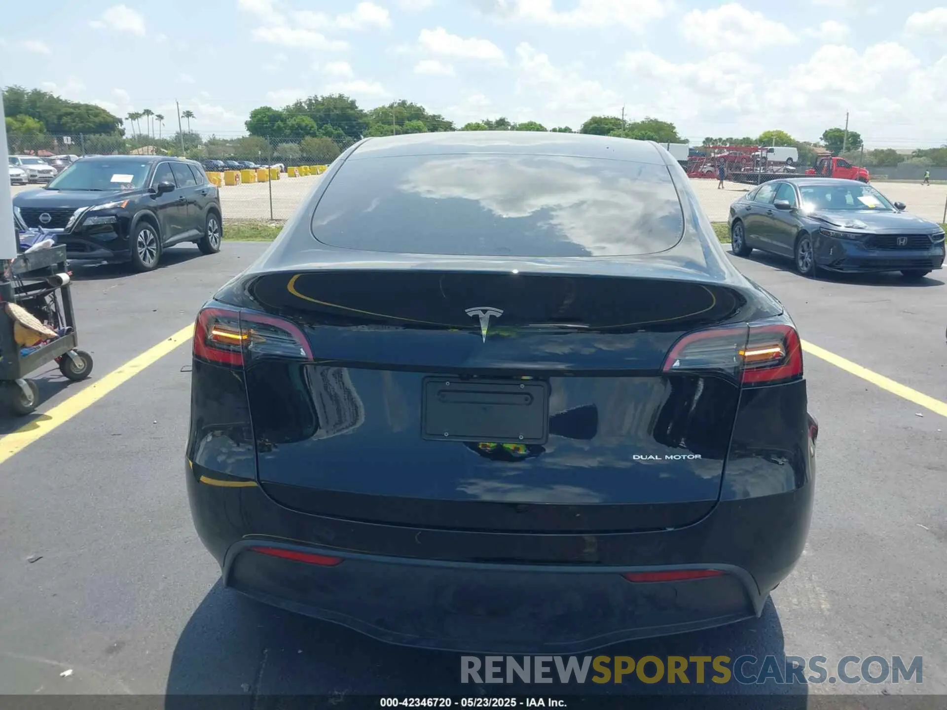 16 Photograph of a damaged car 7SAYGDEE6SA350229 TESLA MODEL Y 2025