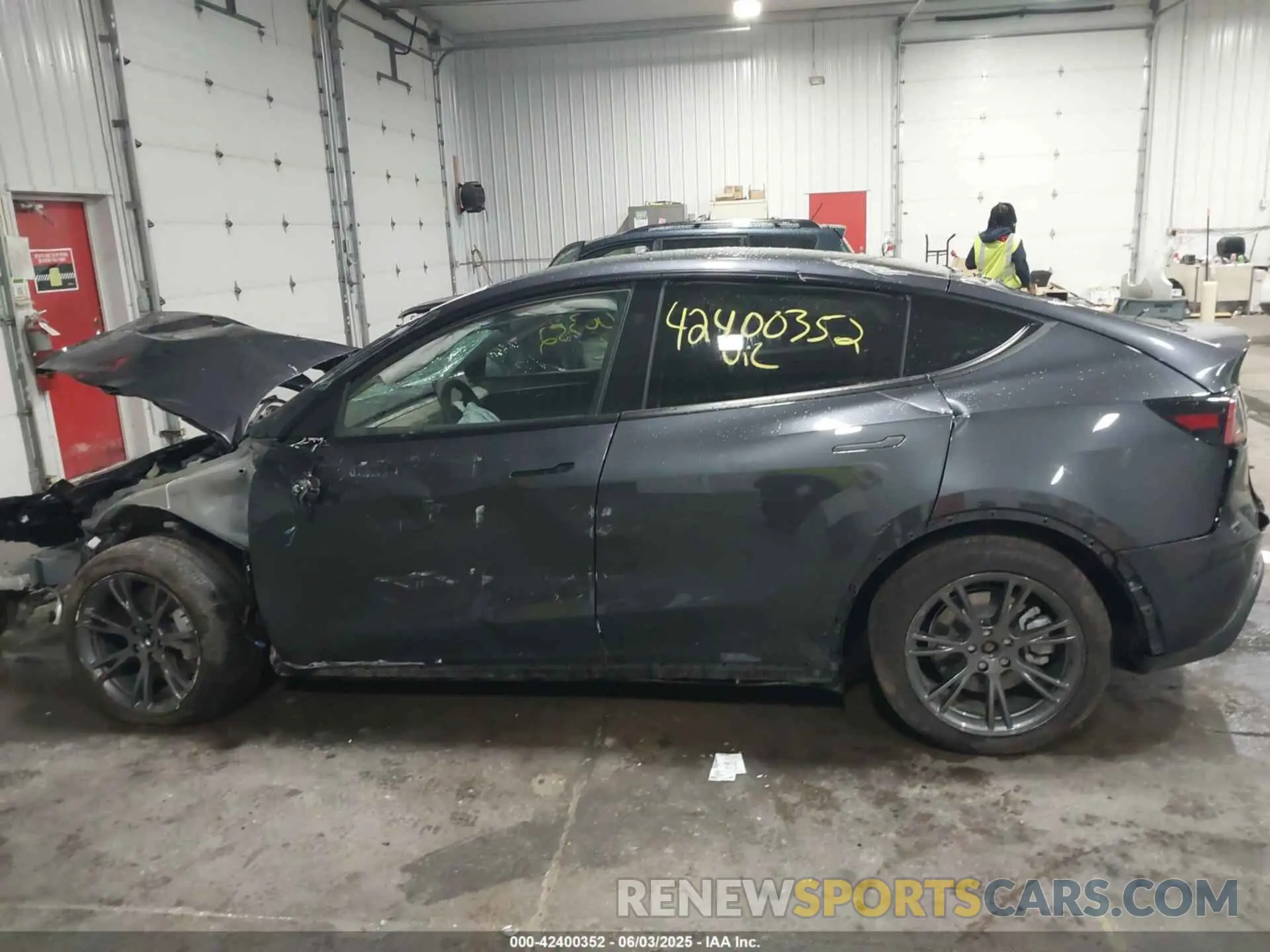 14 Photograph of a damaged car 7SAYGDEE6SF290472 TESLA MODEL Y 2025