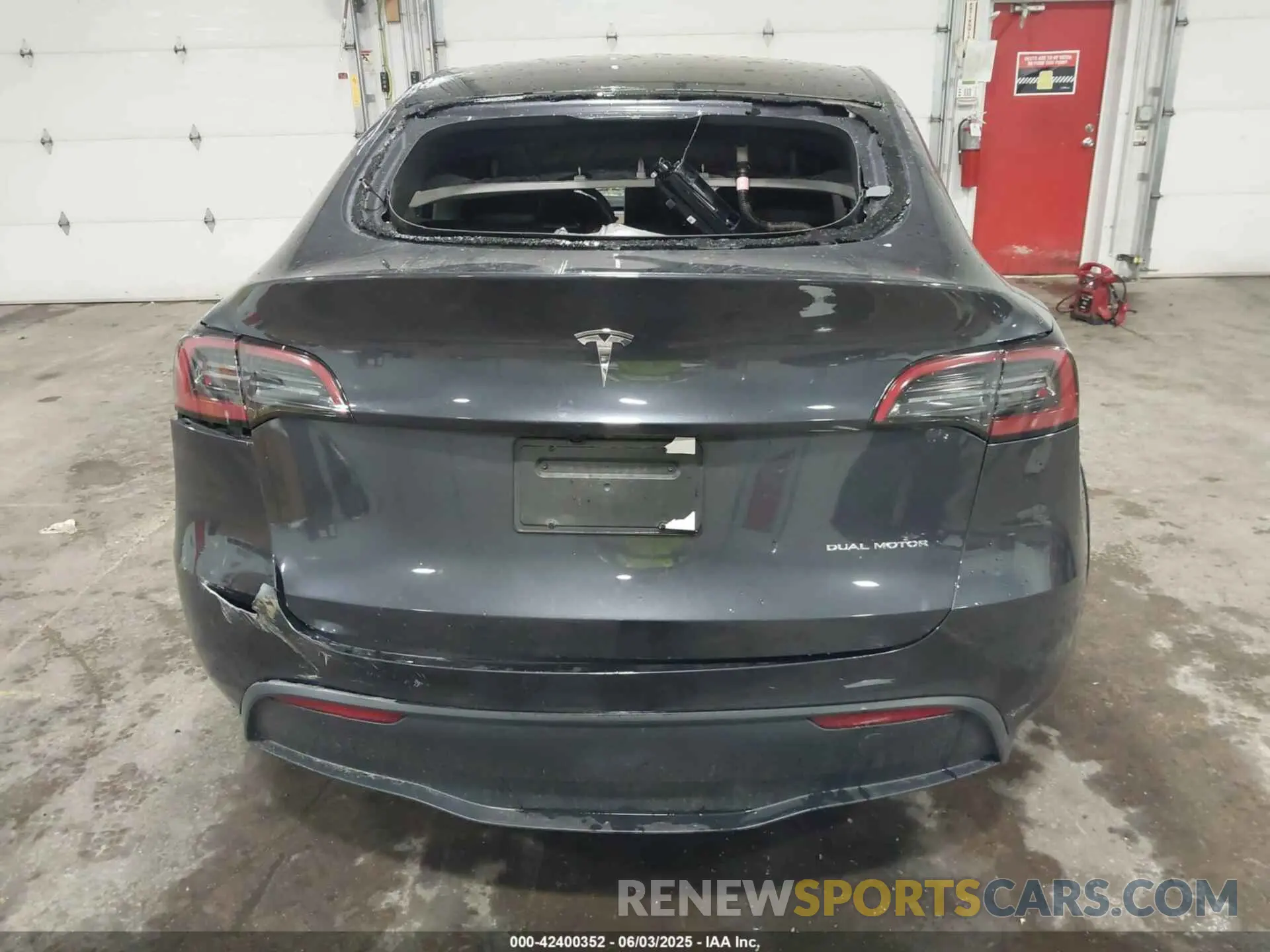 16 Photograph of a damaged car 7SAYGDEE6SF290472 TESLA MODEL Y 2025