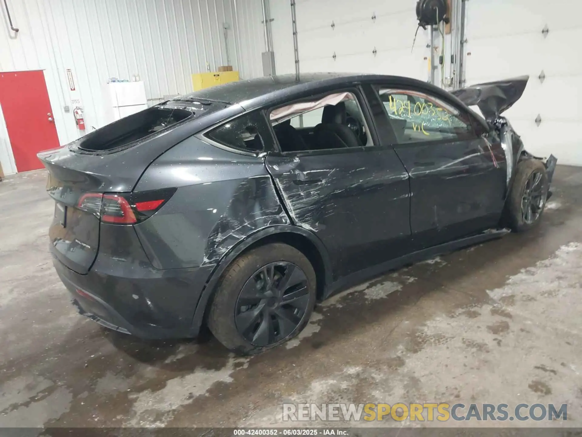 4 Photograph of a damaged car 7SAYGDEE6SF290472 TESLA MODEL Y 2025