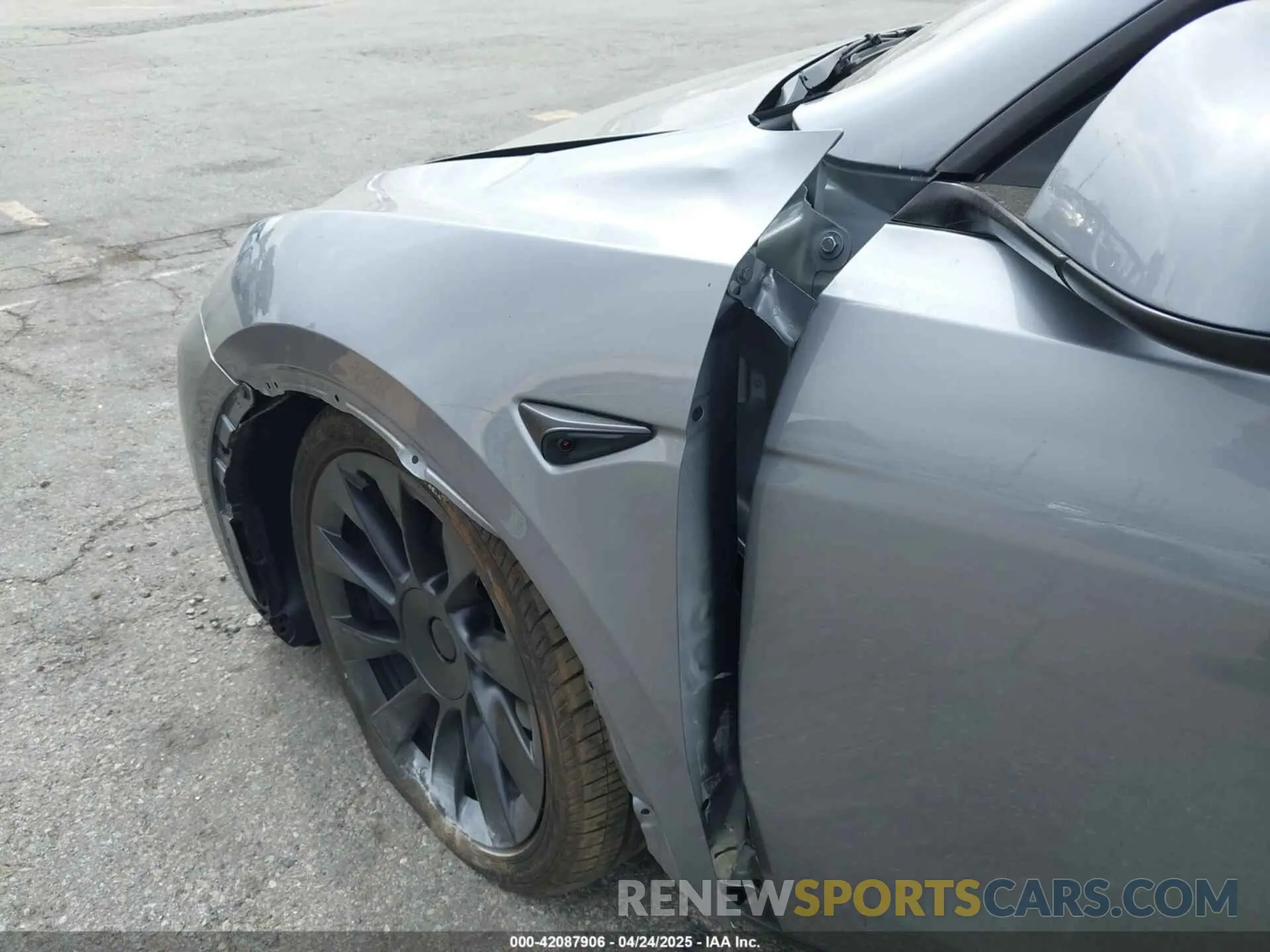 19 Photograph of a damaged car 7SAYGDEE7SF247212 TESLA MODEL Y 2025