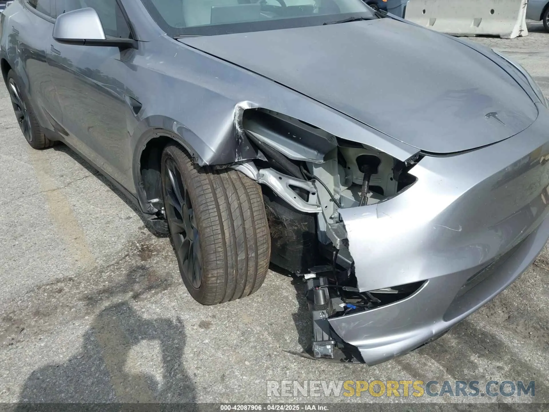 6 Photograph of a damaged car 7SAYGDEE7SF247212 TESLA MODEL Y 2025