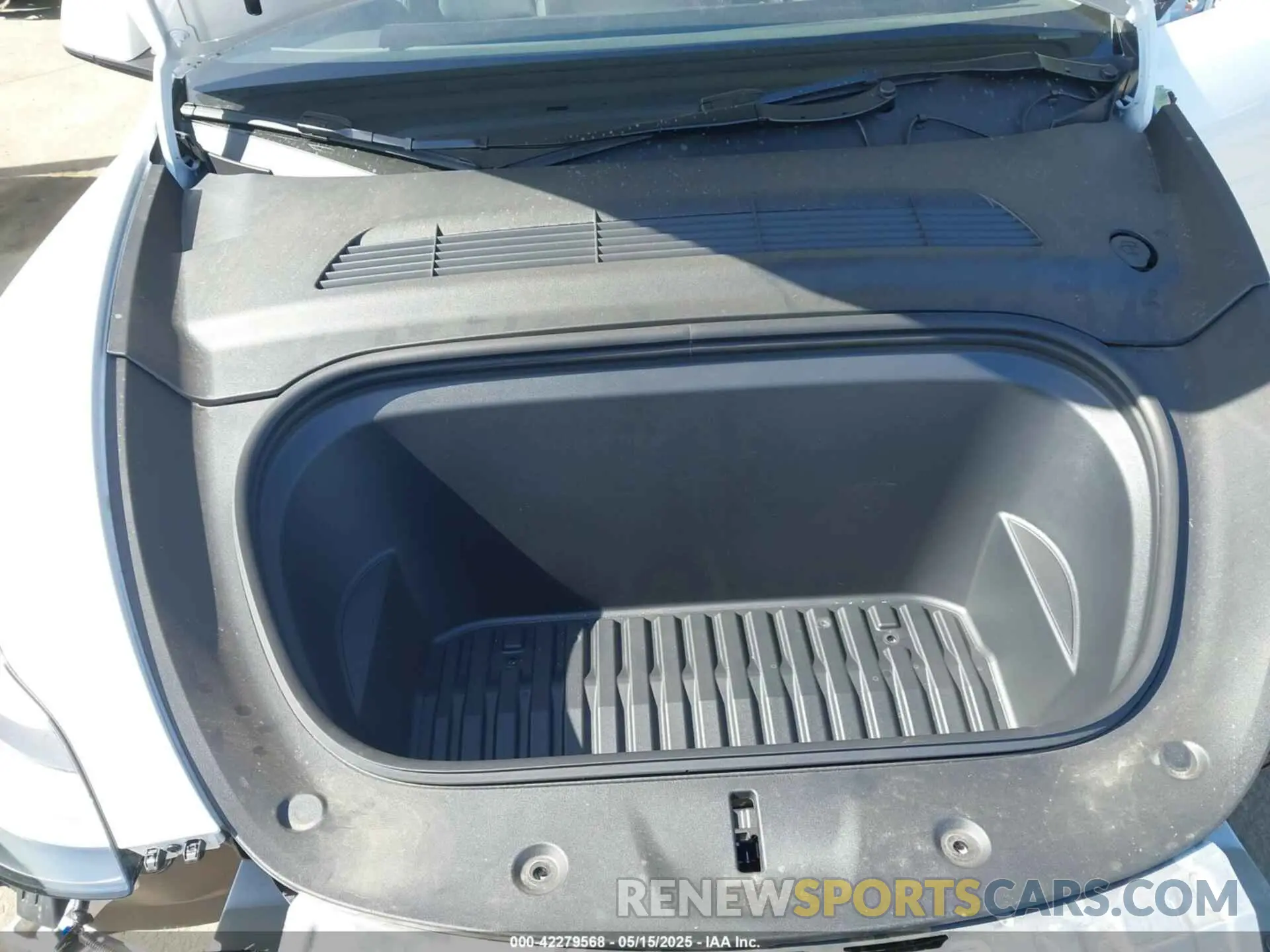 10 Photograph of a damaged car 7SAYGDEE8SF256856 TESLA MODEL Y 2025