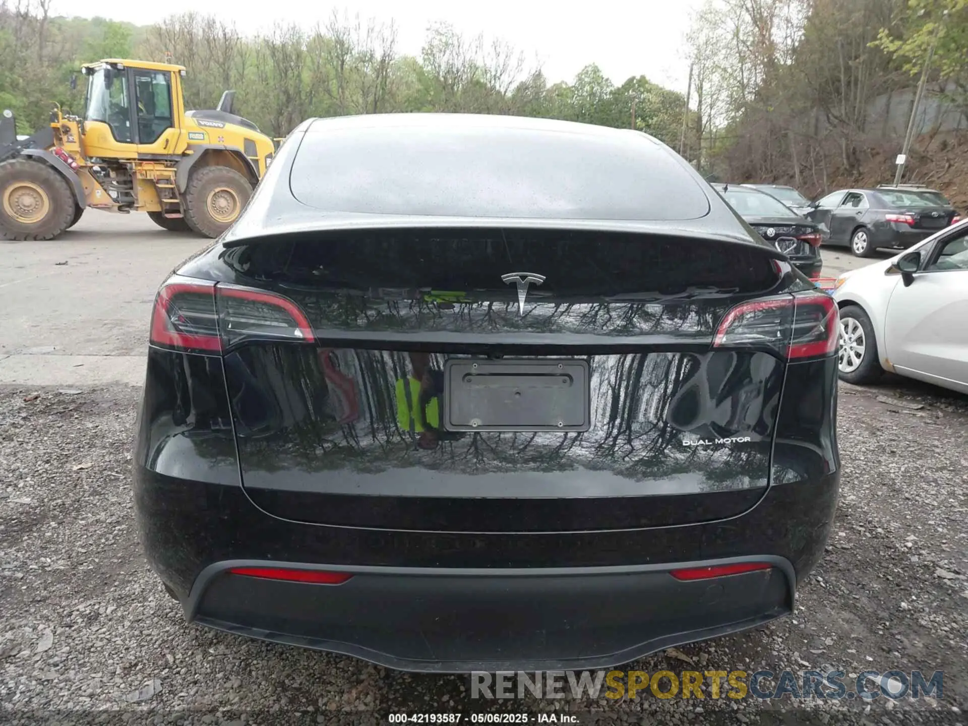 16 Photograph of a damaged car 7SAYGDEE9SA367039 TESLA MODEL Y 2025