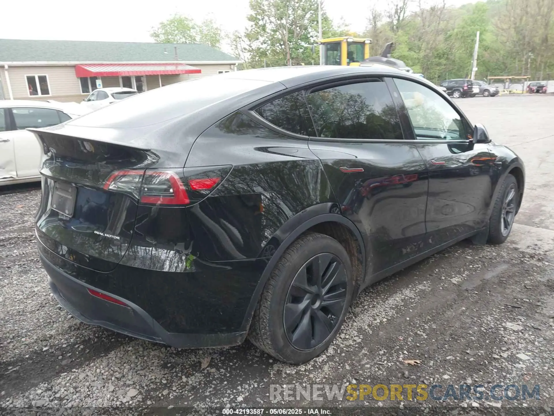 4 Photograph of a damaged car 7SAYGDEE9SA367039 TESLA MODEL Y 2025