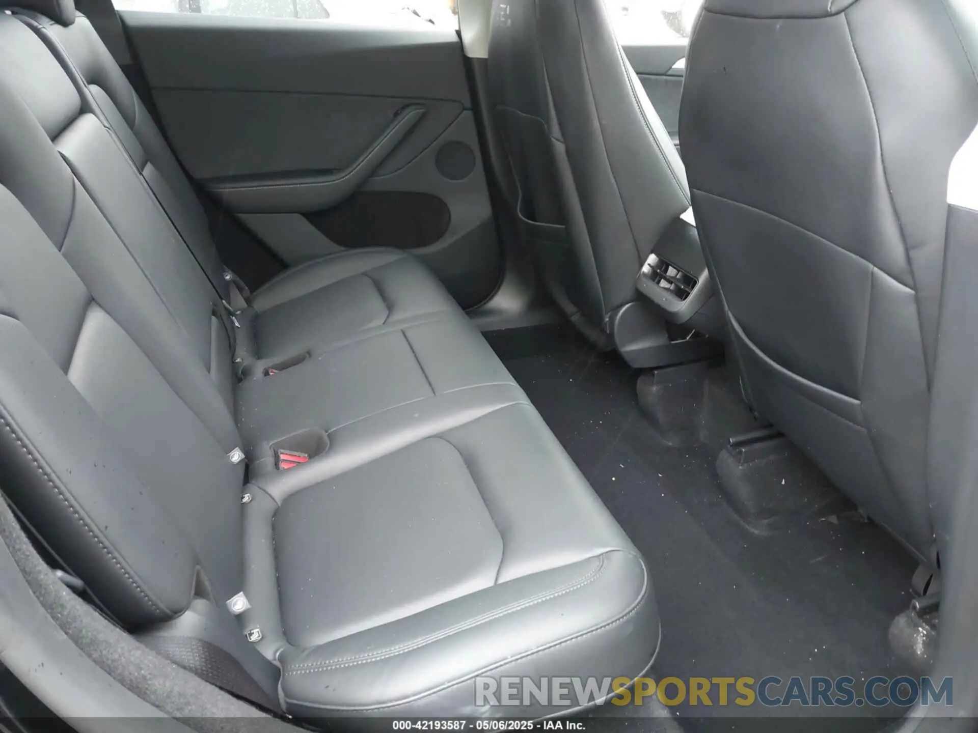 8 Photograph of a damaged car 7SAYGDEE9SA367039 TESLA MODEL Y 2025