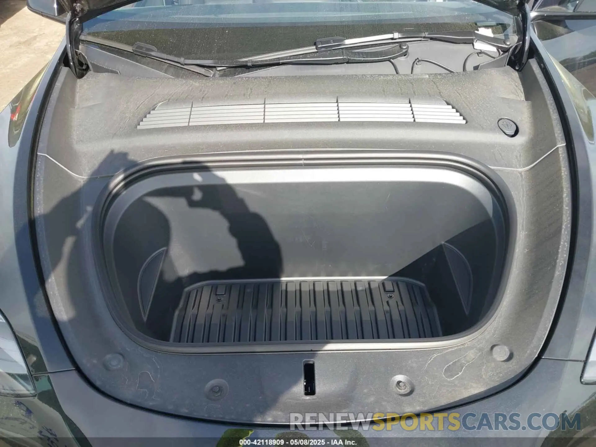 10 Photograph of a damaged car 7SAYGDEEXSF247365 TESLA MODEL Y 2025
