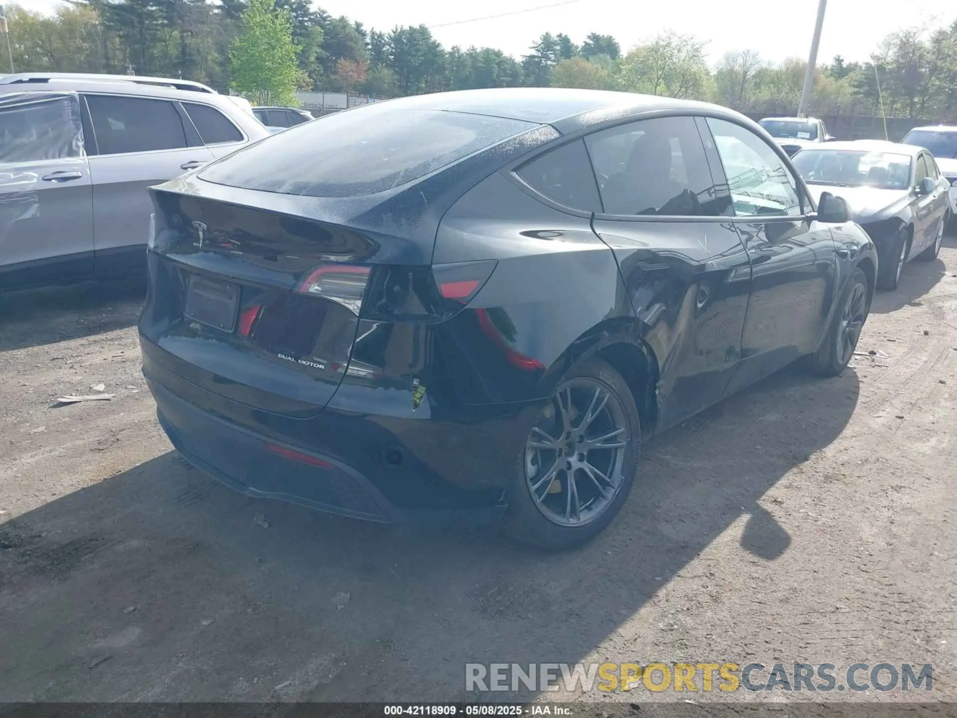 4 Photograph of a damaged car 7SAYGDEEXSF247365 TESLA MODEL Y 2025