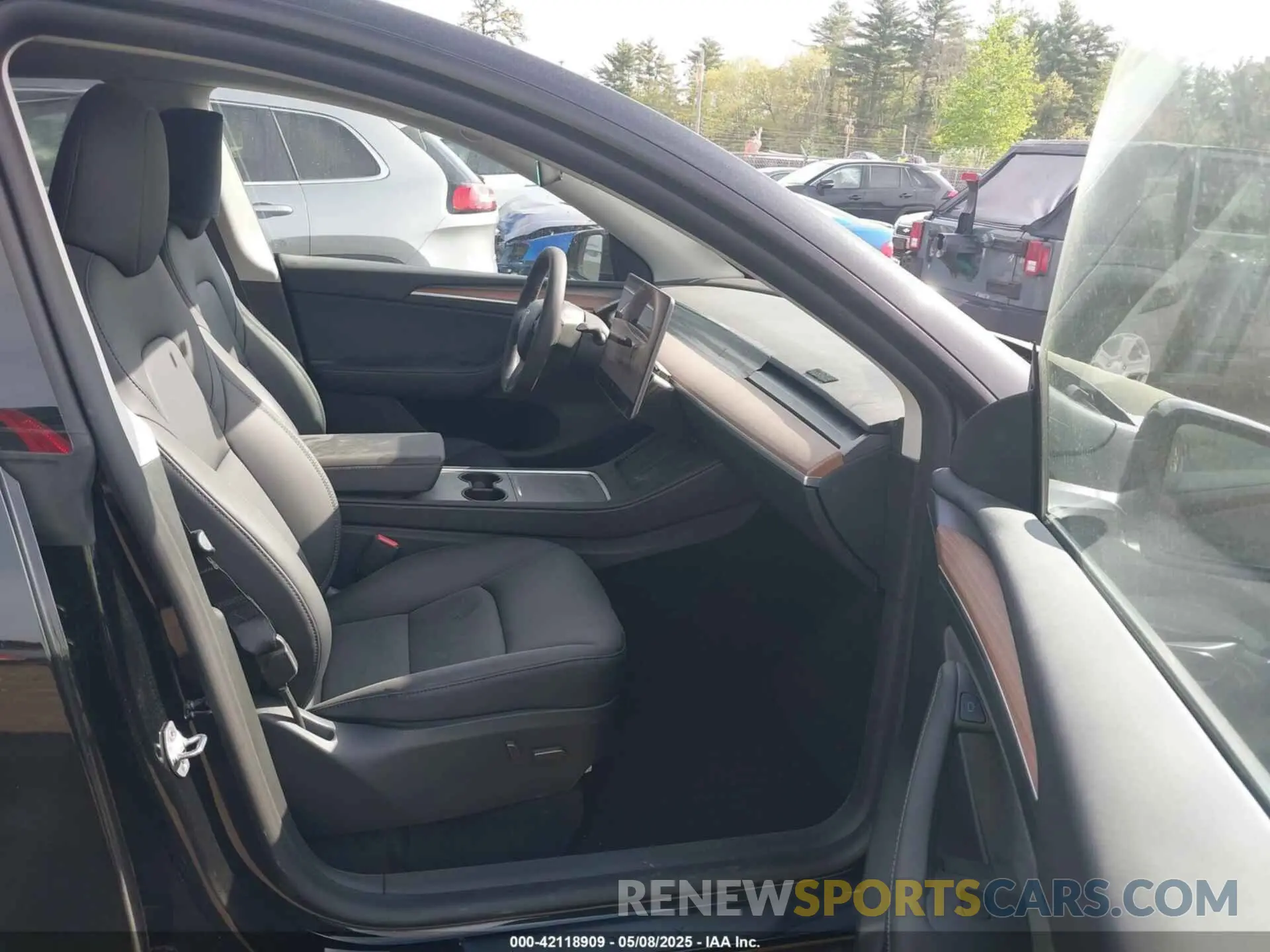 5 Photograph of a damaged car 7SAYGDEEXSF247365 TESLA MODEL Y 2025