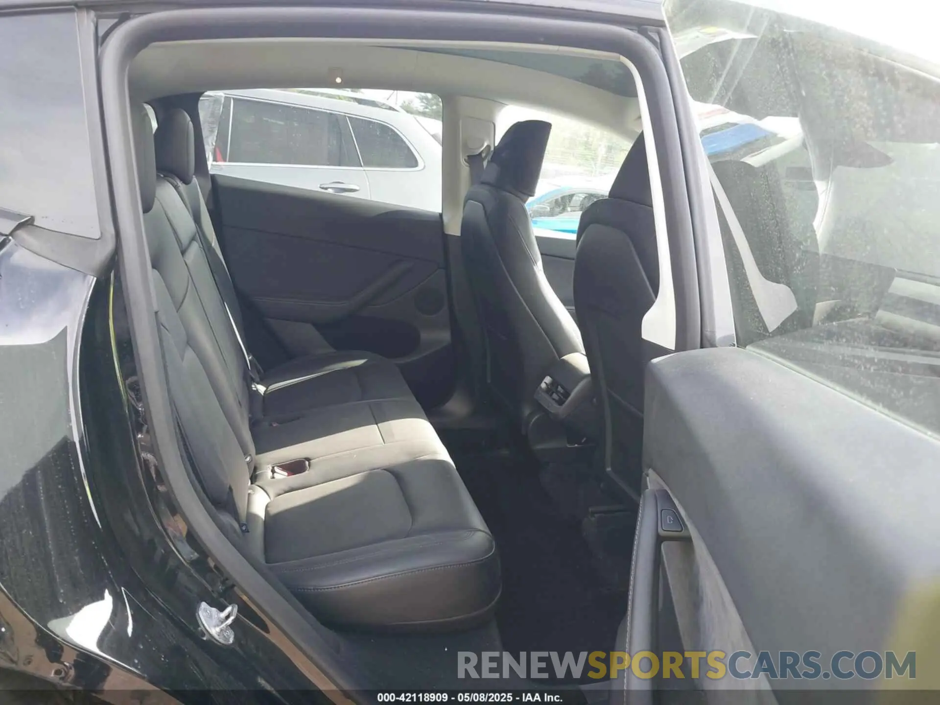 8 Photograph of a damaged car 7SAYGDEEXSF247365 TESLA MODEL Y 2025