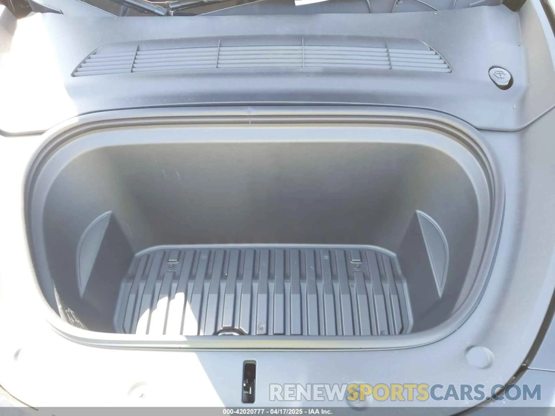 10 Photograph of a damaged car 7SAYGDEEXSF297876 TESLA MODEL Y 2025
