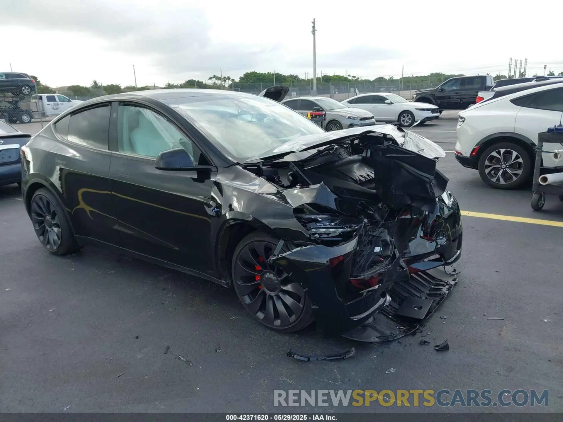1 Photograph of a damaged car 7SAYGDEF2SA341357 TESLA MODEL Y 2025