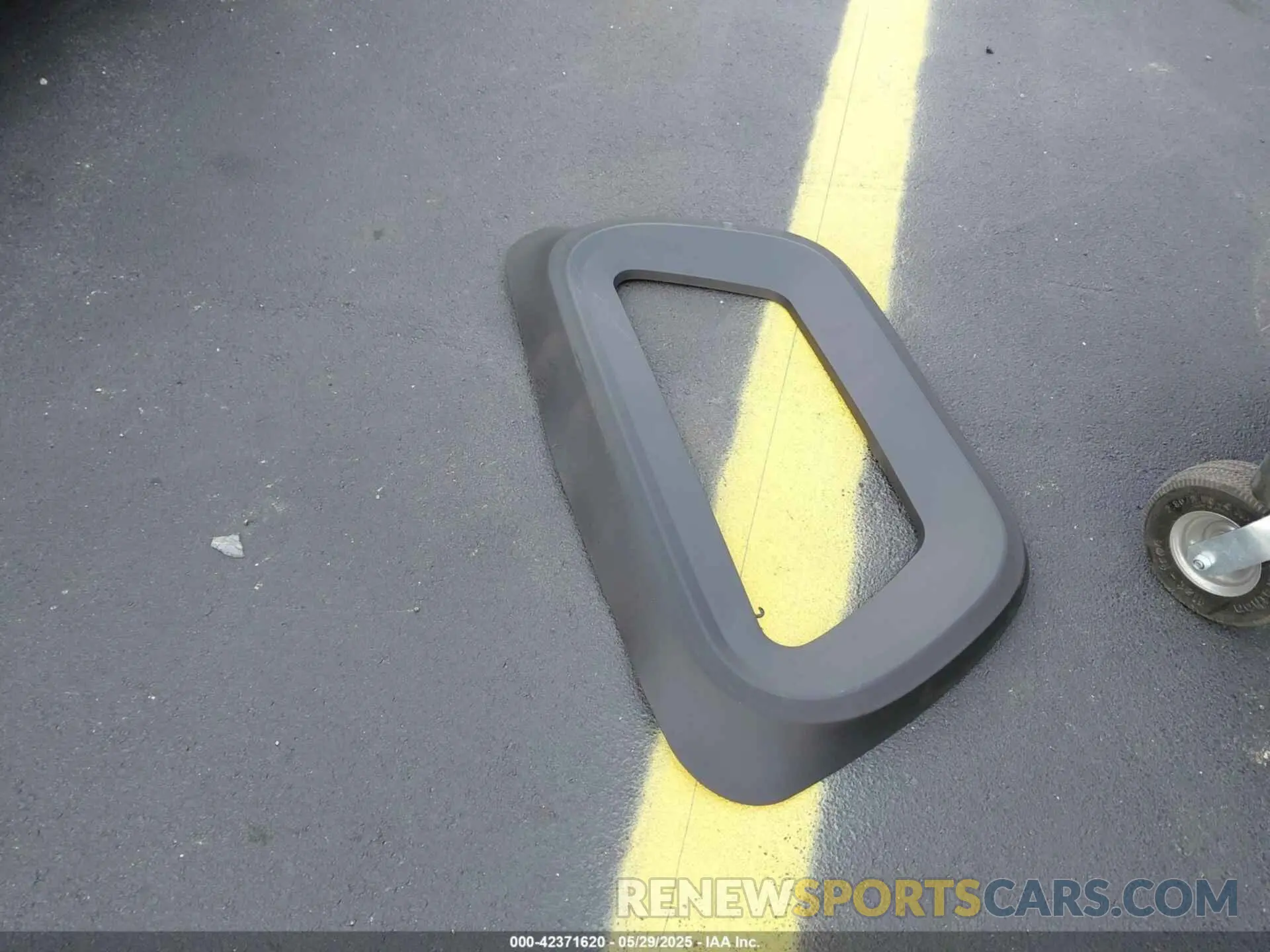 11 Photograph of a damaged car 7SAYGDEF2SA341357 TESLA MODEL Y 2025