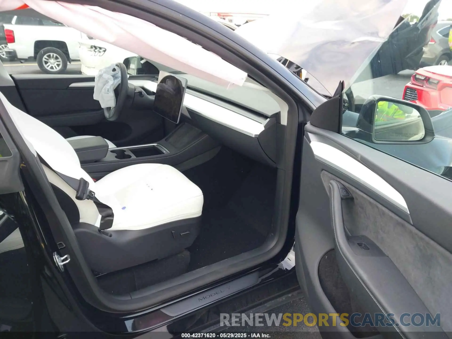5 Photograph of a damaged car 7SAYGDEF2SA341357 TESLA MODEL Y 2025