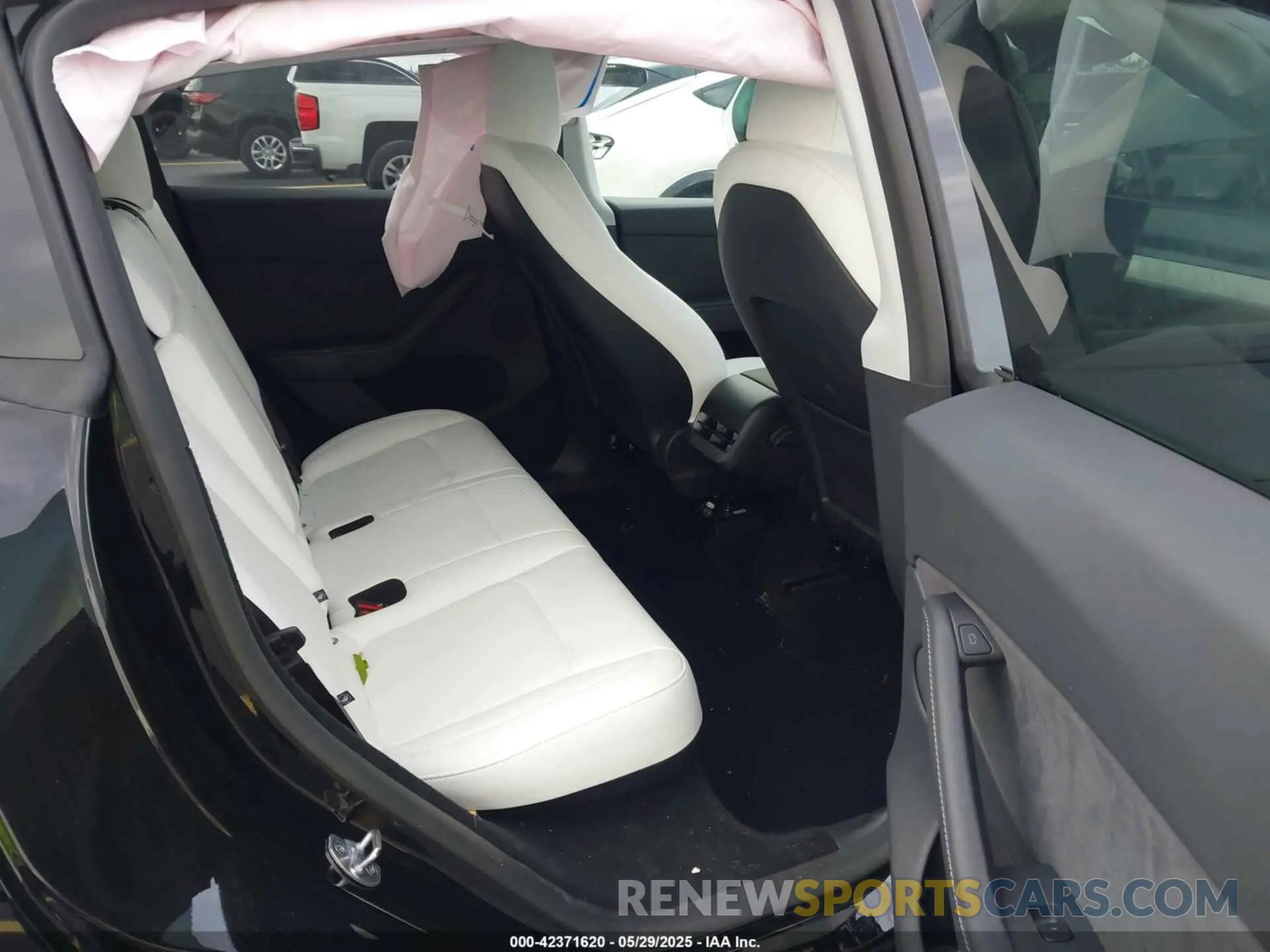 8 Photograph of a damaged car 7SAYGDEF2SA341357 TESLA MODEL Y 2025