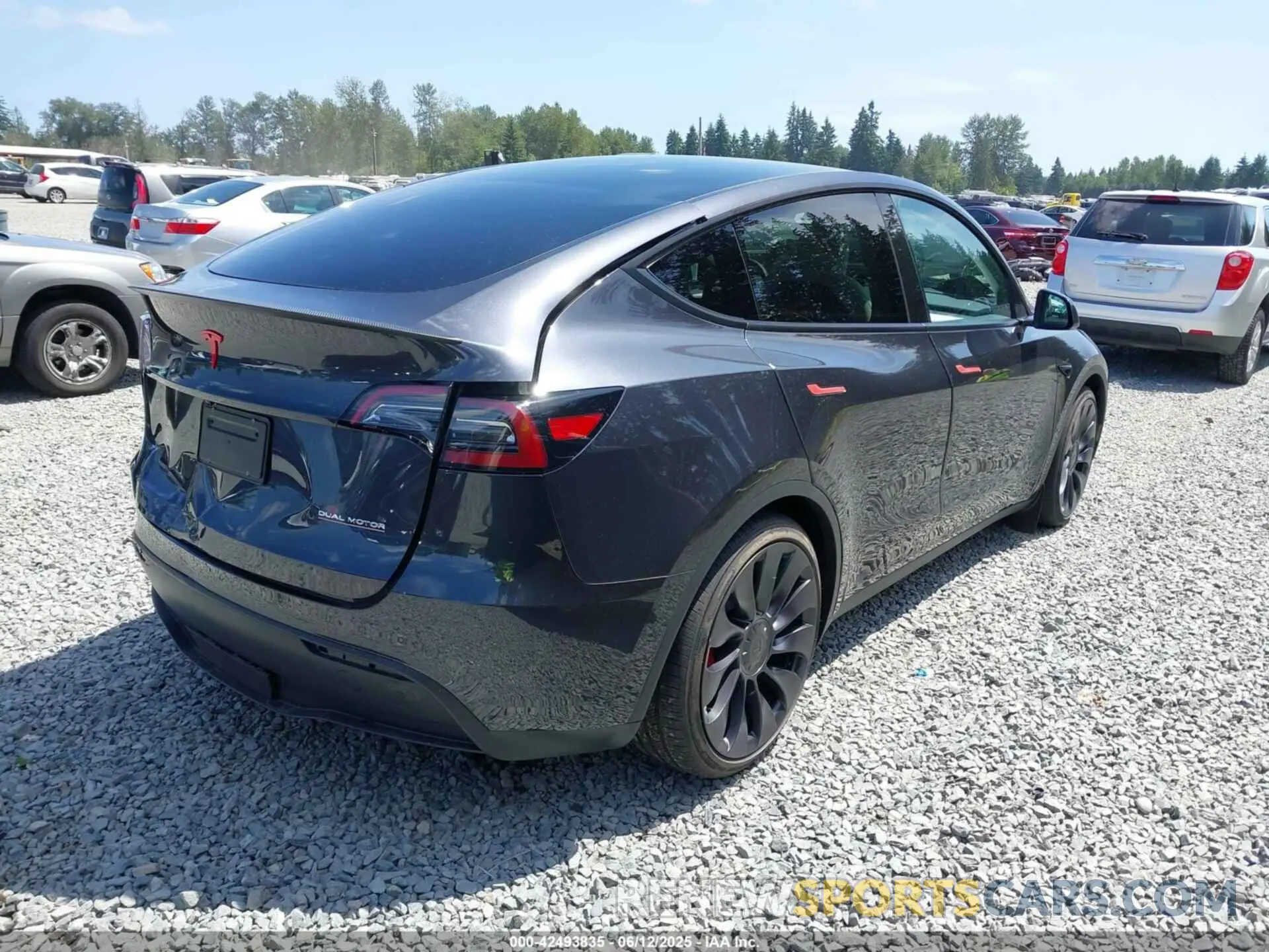 4 Photograph of a damaged car 7SAYGDEF3SF254196 TESLA MODEL Y 2025