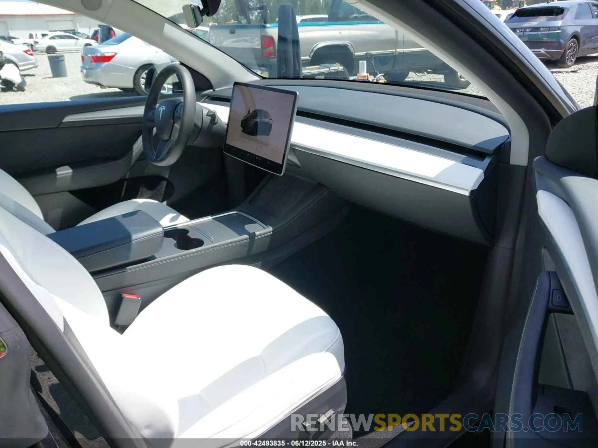 5 Photograph of a damaged car 7SAYGDEF3SF254196 TESLA MODEL Y 2025