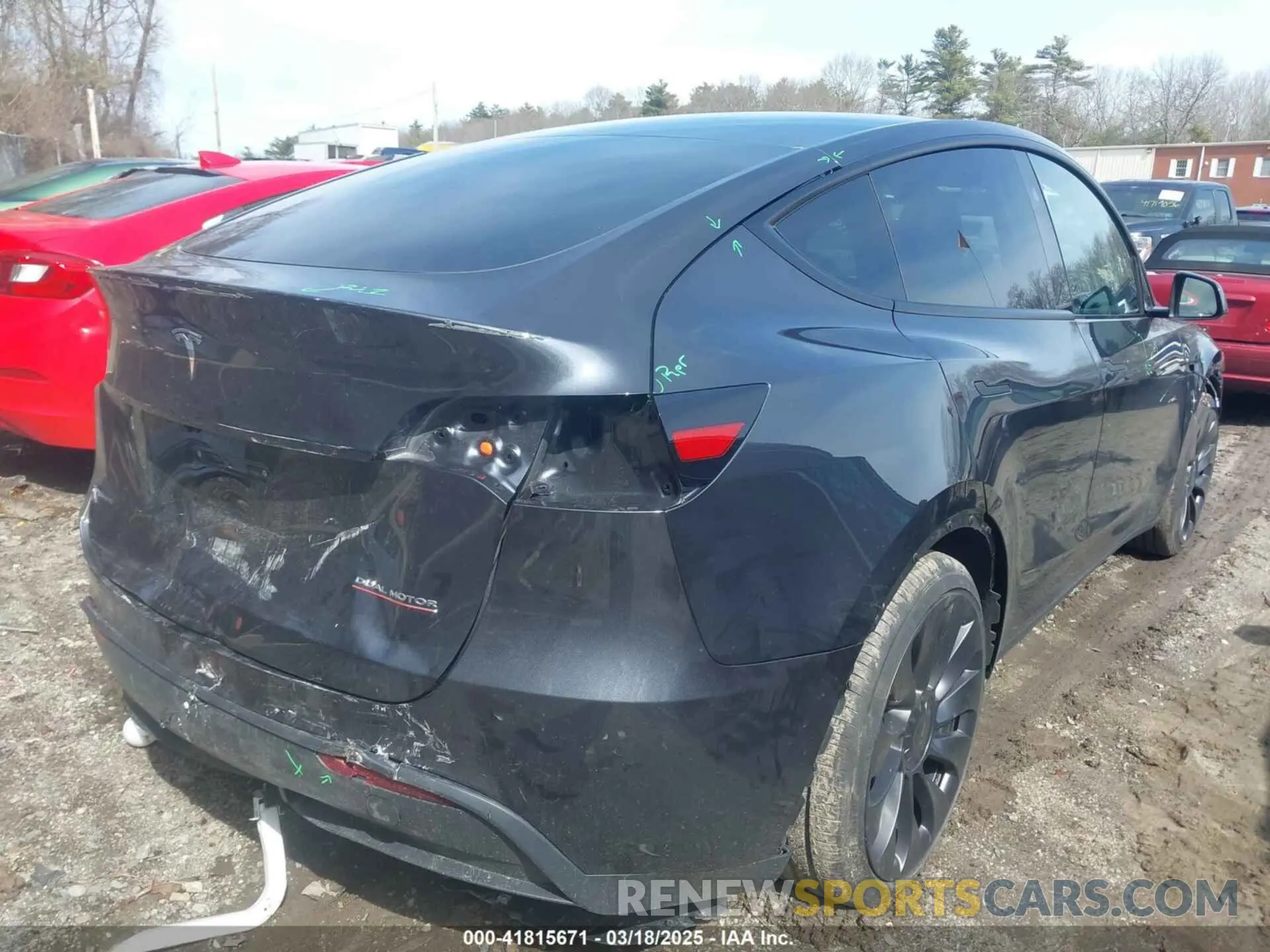 4 Photograph of a damaged car 7SAYGDEF4SA344146 TESLA MODEL Y 2025