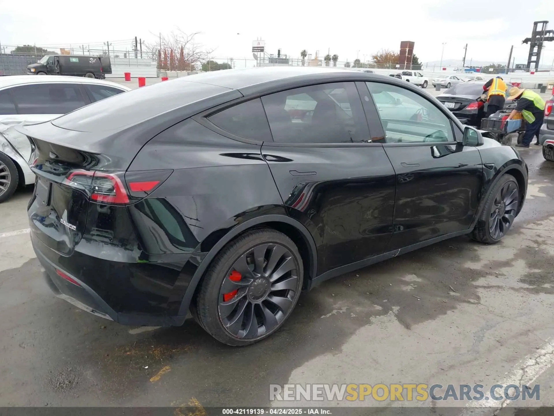 4 Photograph of a damaged car 7SAYGDEFXSF231966 TESLA MODEL Y 2025