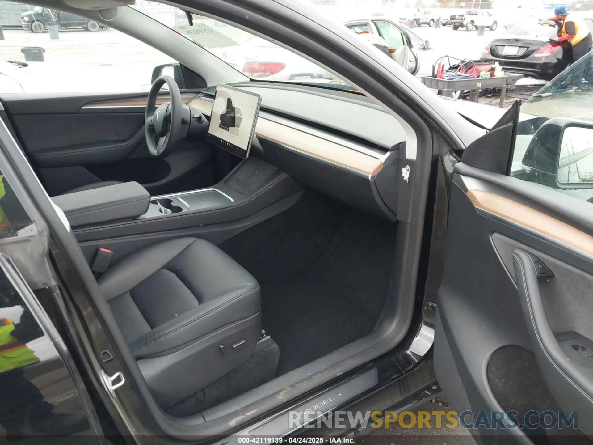 5 Photograph of a damaged car 7SAYGDEFXSF231966 TESLA MODEL Y 2025