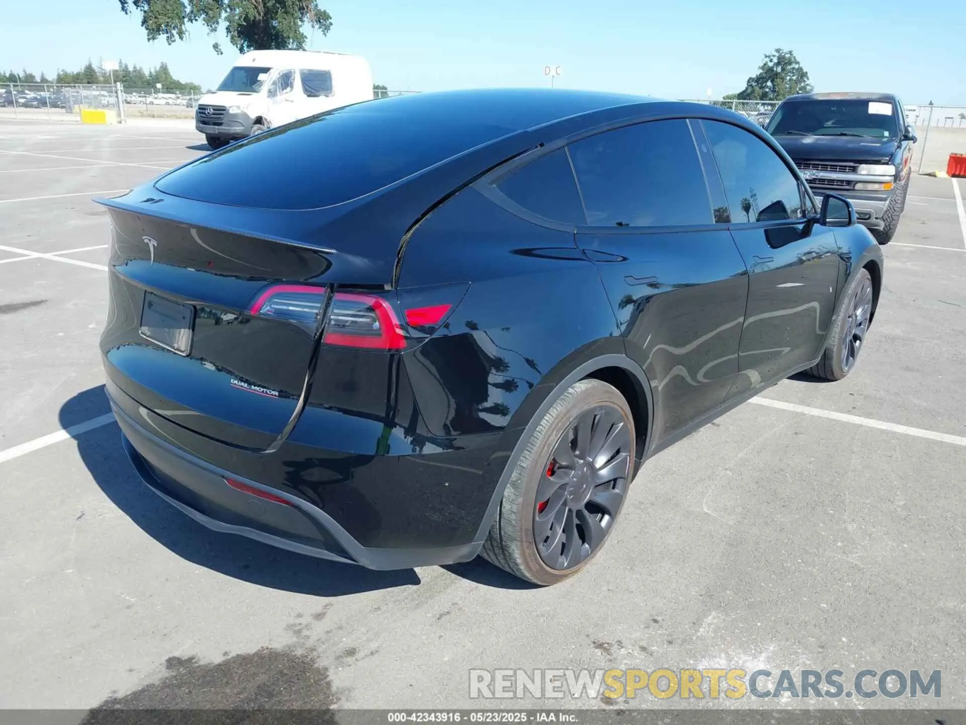 4 Photograph of a damaged car 7SAYGDEFXSF261145 TESLA MODEL Y 2025