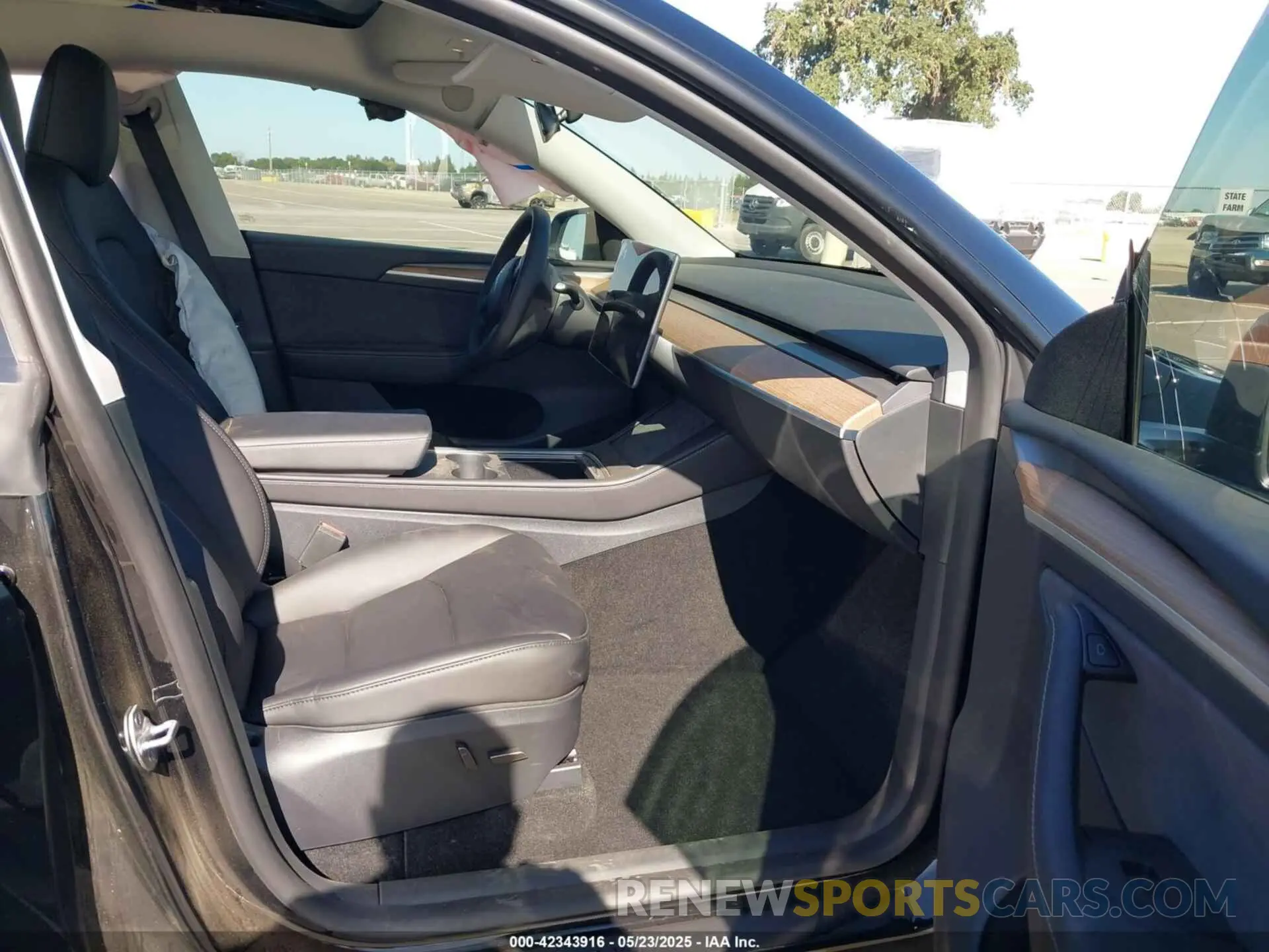 5 Photograph of a damaged car 7SAYGDEFXSF261145 TESLA MODEL Y 2025