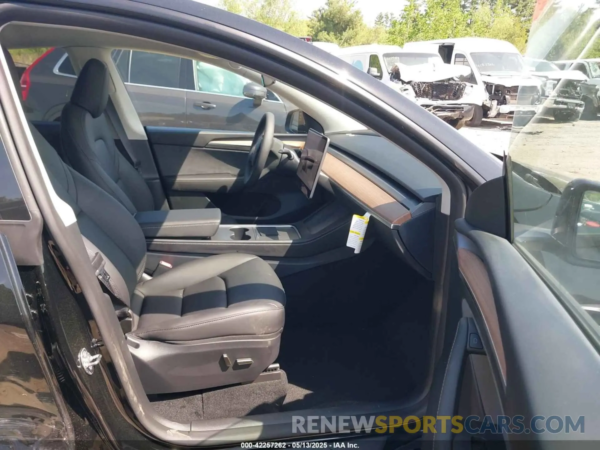 5 Photograph of a damaged car 7SAYGDEFXSF309548 TESLA MODEL Y 2025