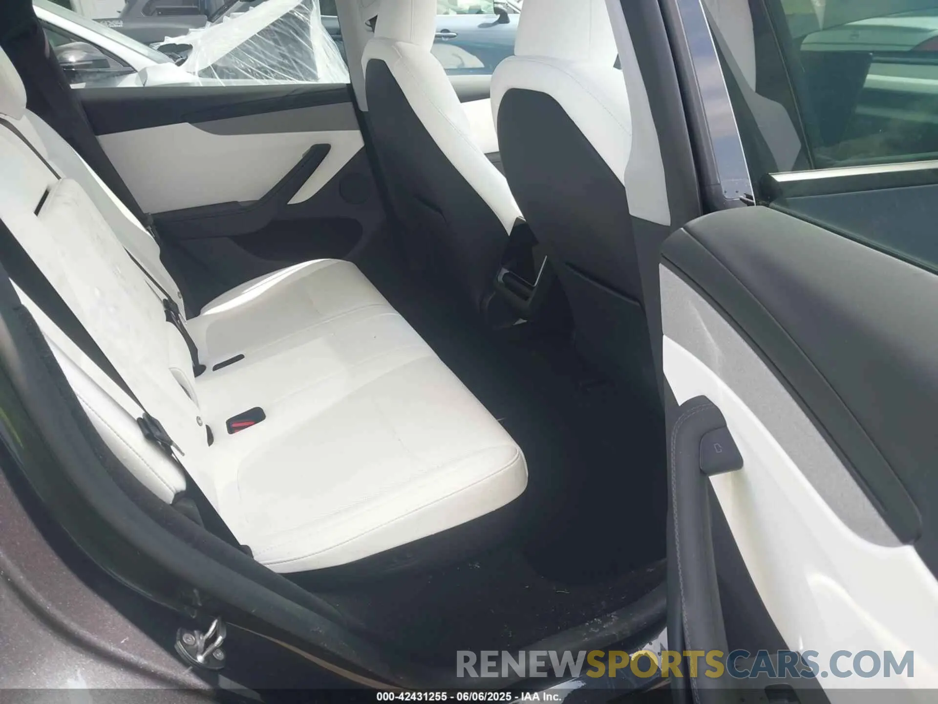8 Photograph of a damaged car 7SAYGDEE5TA391226 TESLA MODEL Y 2026