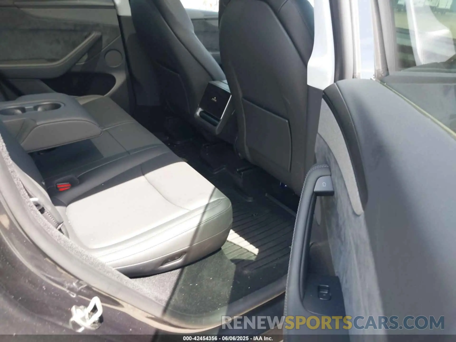 8 Photograph of a damaged car 7SAYGDEE7TF344315 TESLA MODEL Y 2026