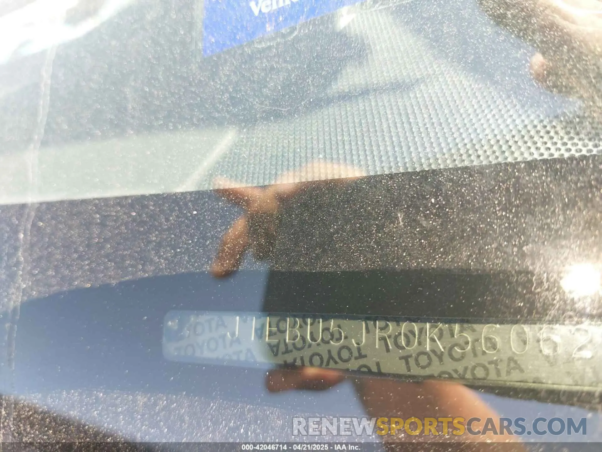 18 Photograph of a damaged car JTEBU5JR0K5606293 TOYOTA 4RUNNER 2019
