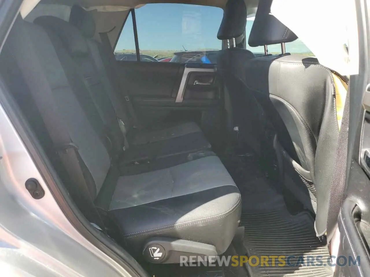 11 Photograph of a damaged car JTEBU5JR0K5695394 TOYOTA 4RUNNER 2019