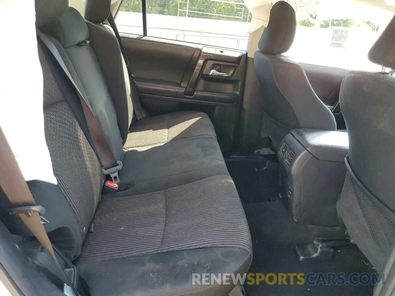 10 Photograph of a damaged car JTEBU5JR0K5728135 TOYOTA 4RUNNER 2019