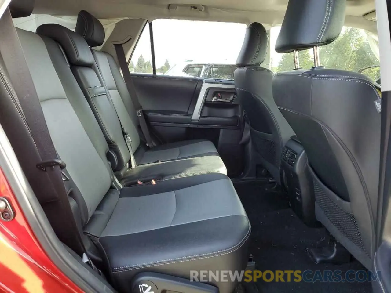 11 Photograph of a damaged car JTEBU5JR2K5633947 TOYOTA 4RUNNER 2019
